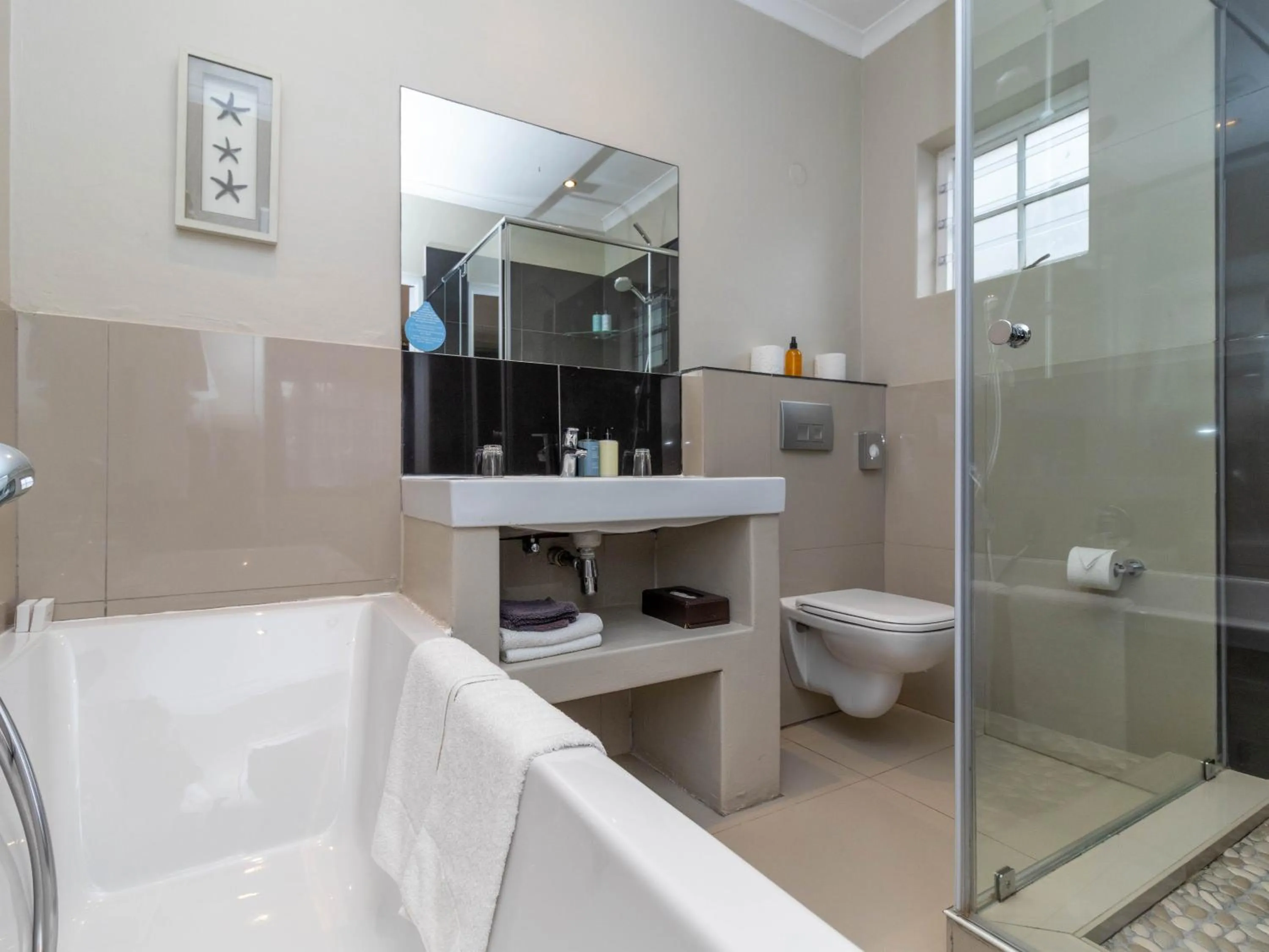 Toilet in Whale Rock Luxury Lodge