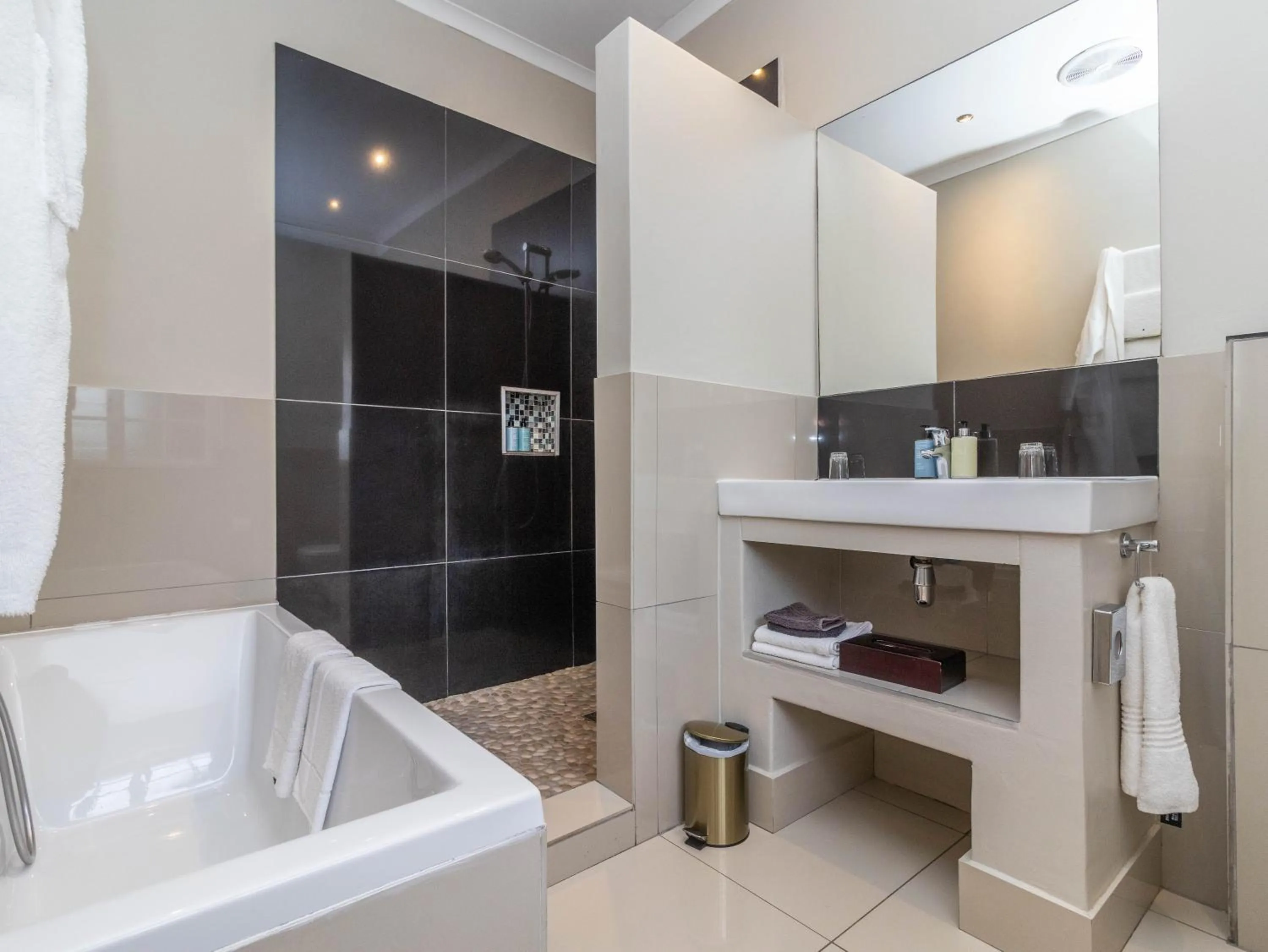 Shower in Whale Rock Luxury Lodge