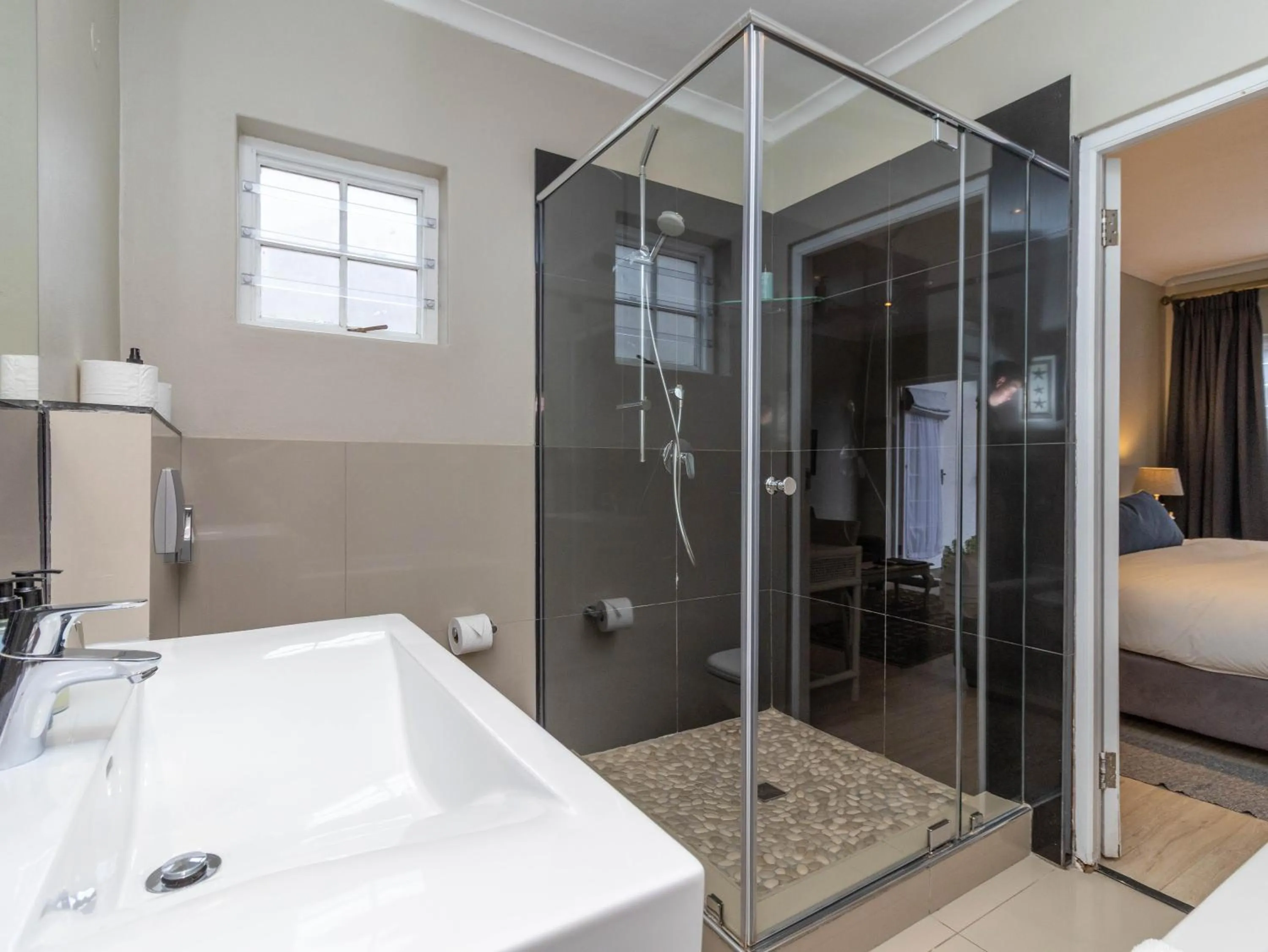Shower, Bed in Whale Rock Luxury Lodge