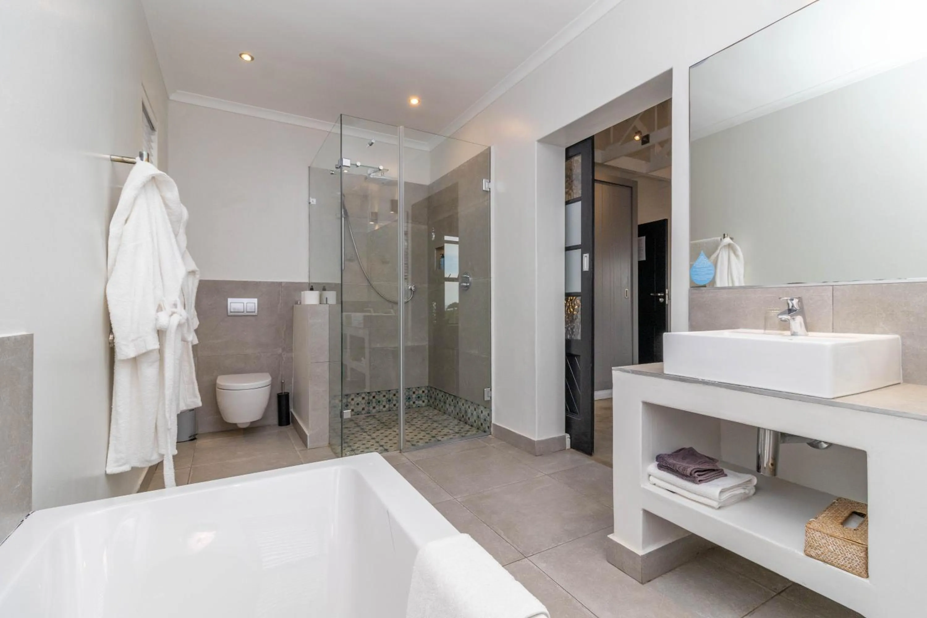 Shower in Whale Rock Luxury Lodge