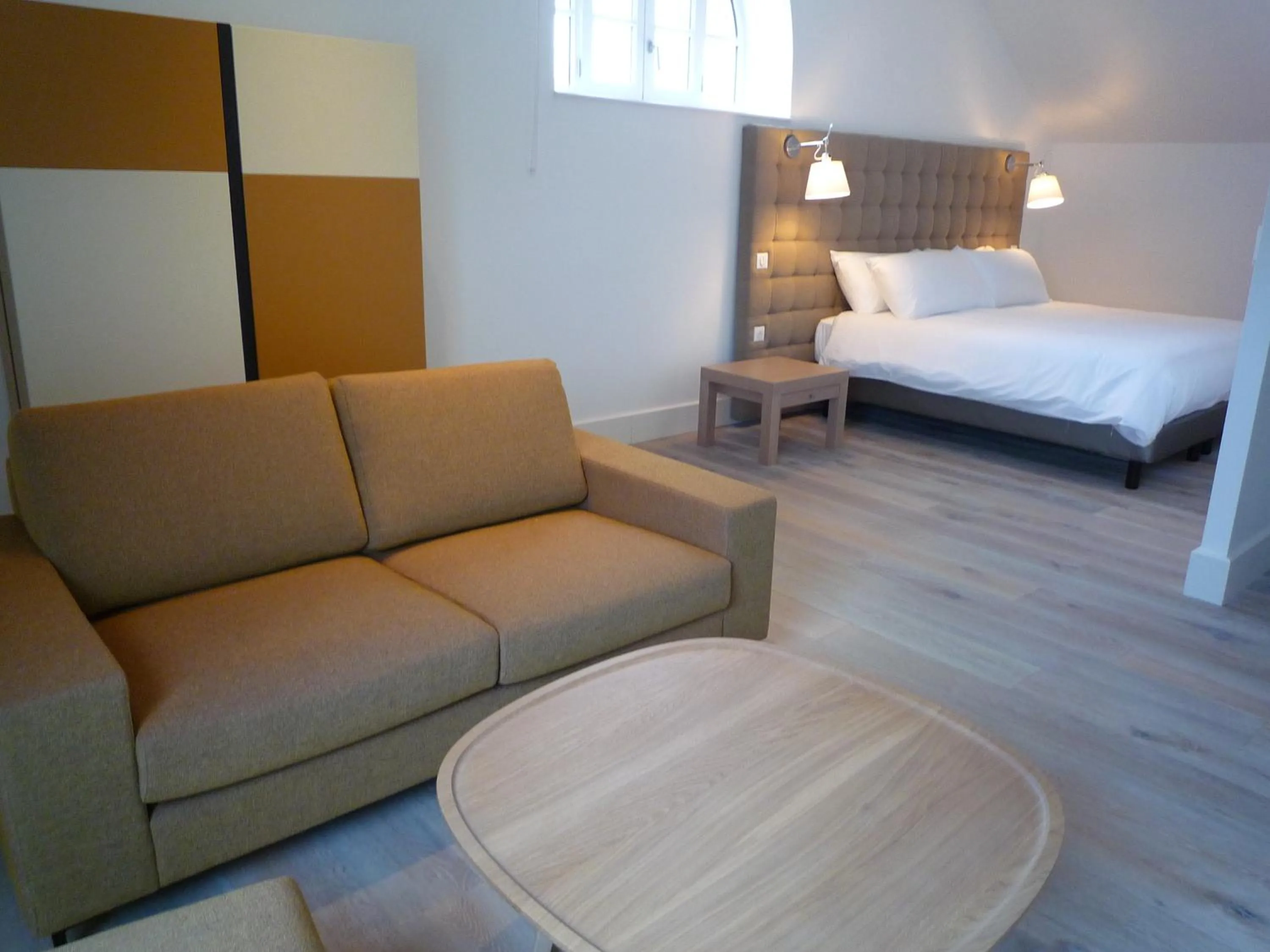 Living room, Bed in Hôtel Ginkgo - SPA Biloba