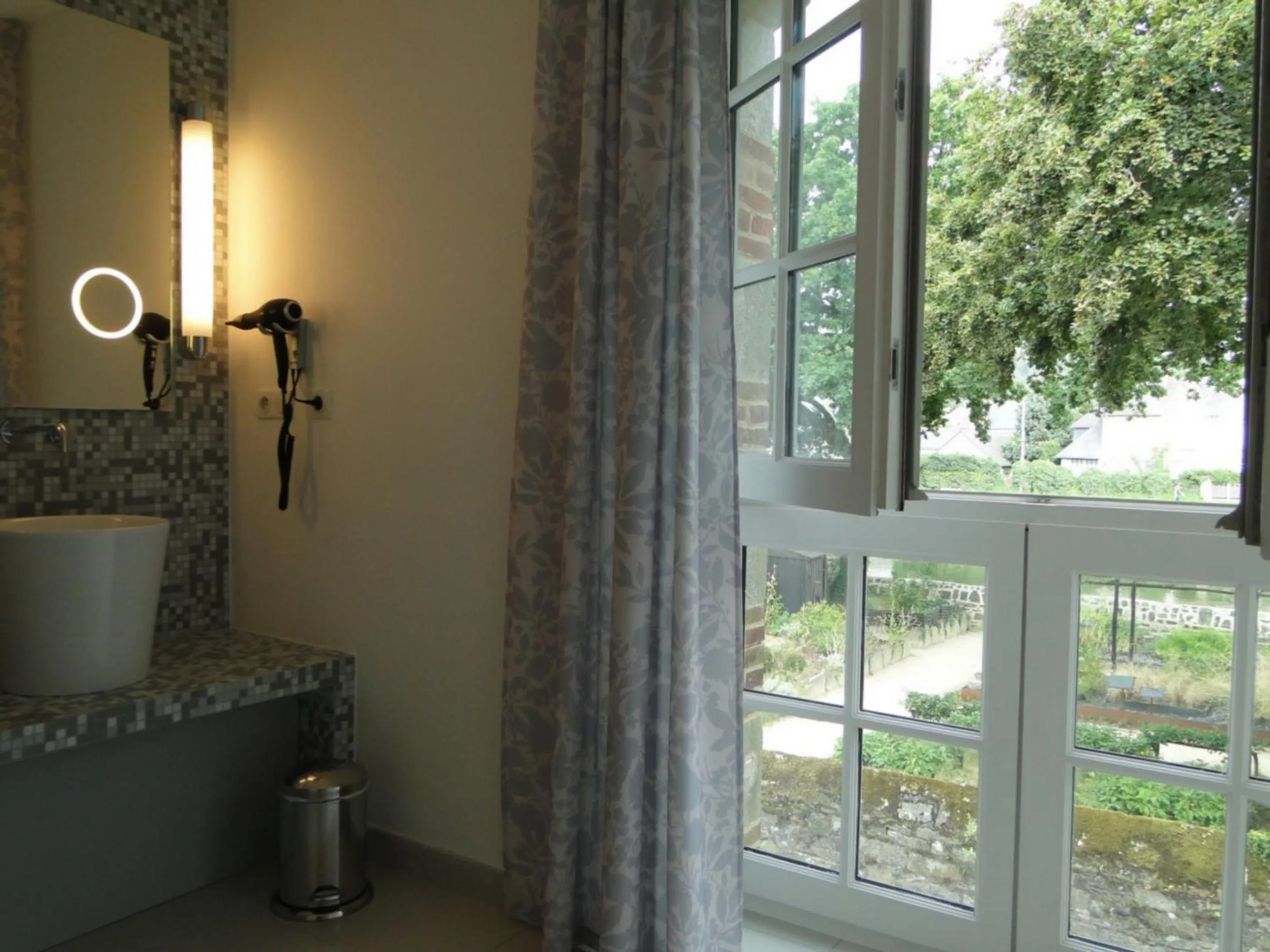 Bathroom in Hôtel Ginkgo - SPA Biloba