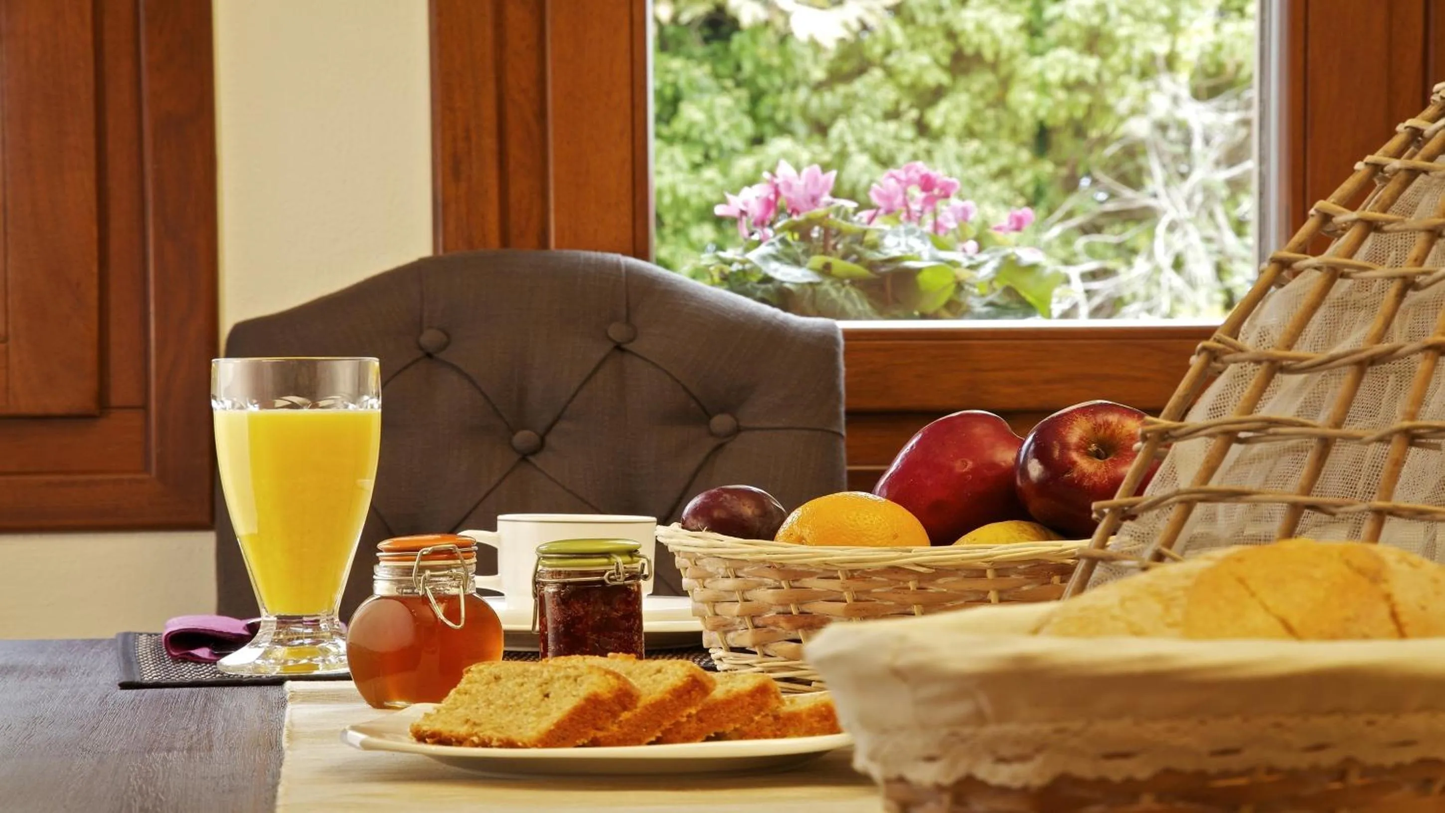 Continental breakfast in Lions Nine