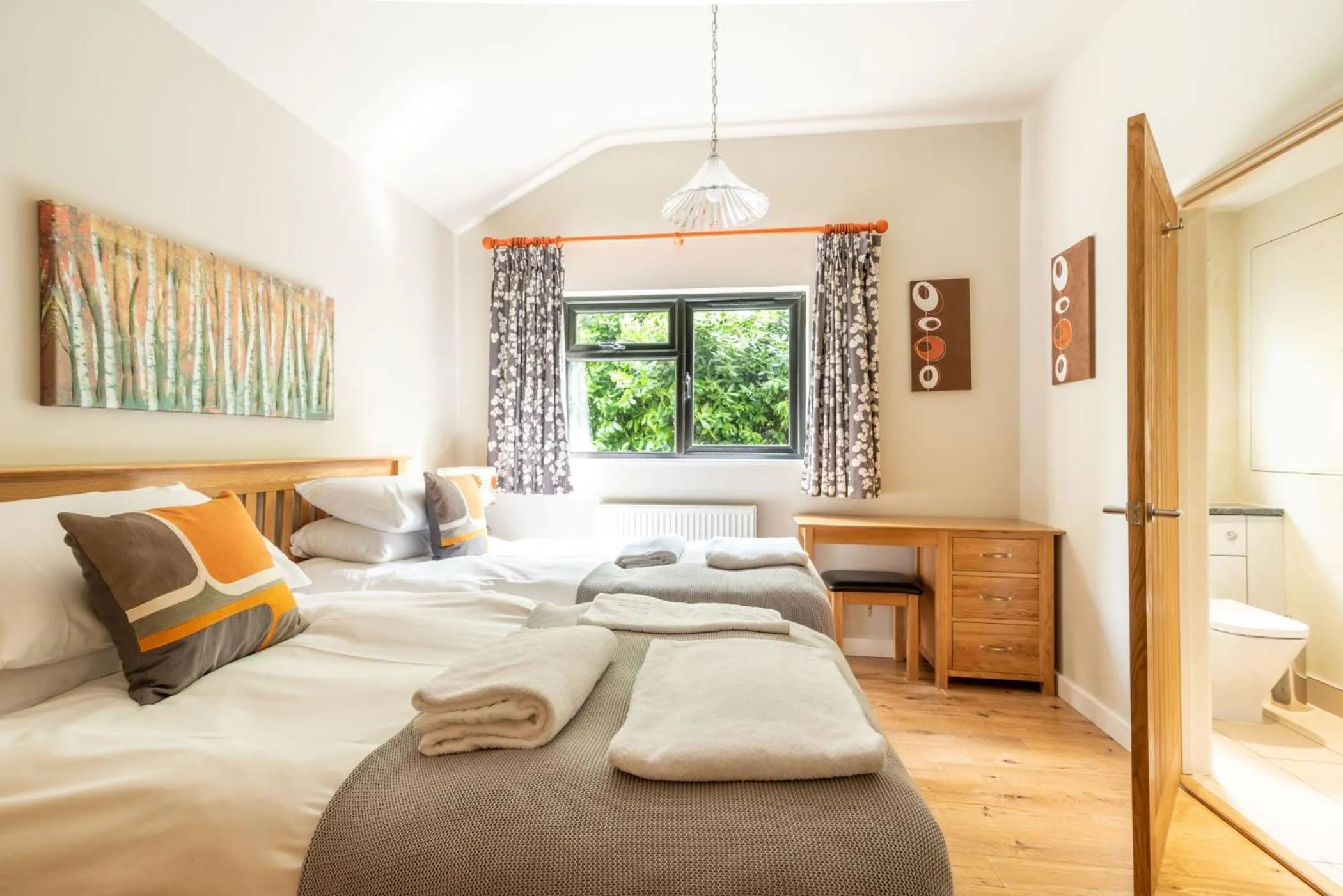 Shower, Bed in Tor Farm Lodge