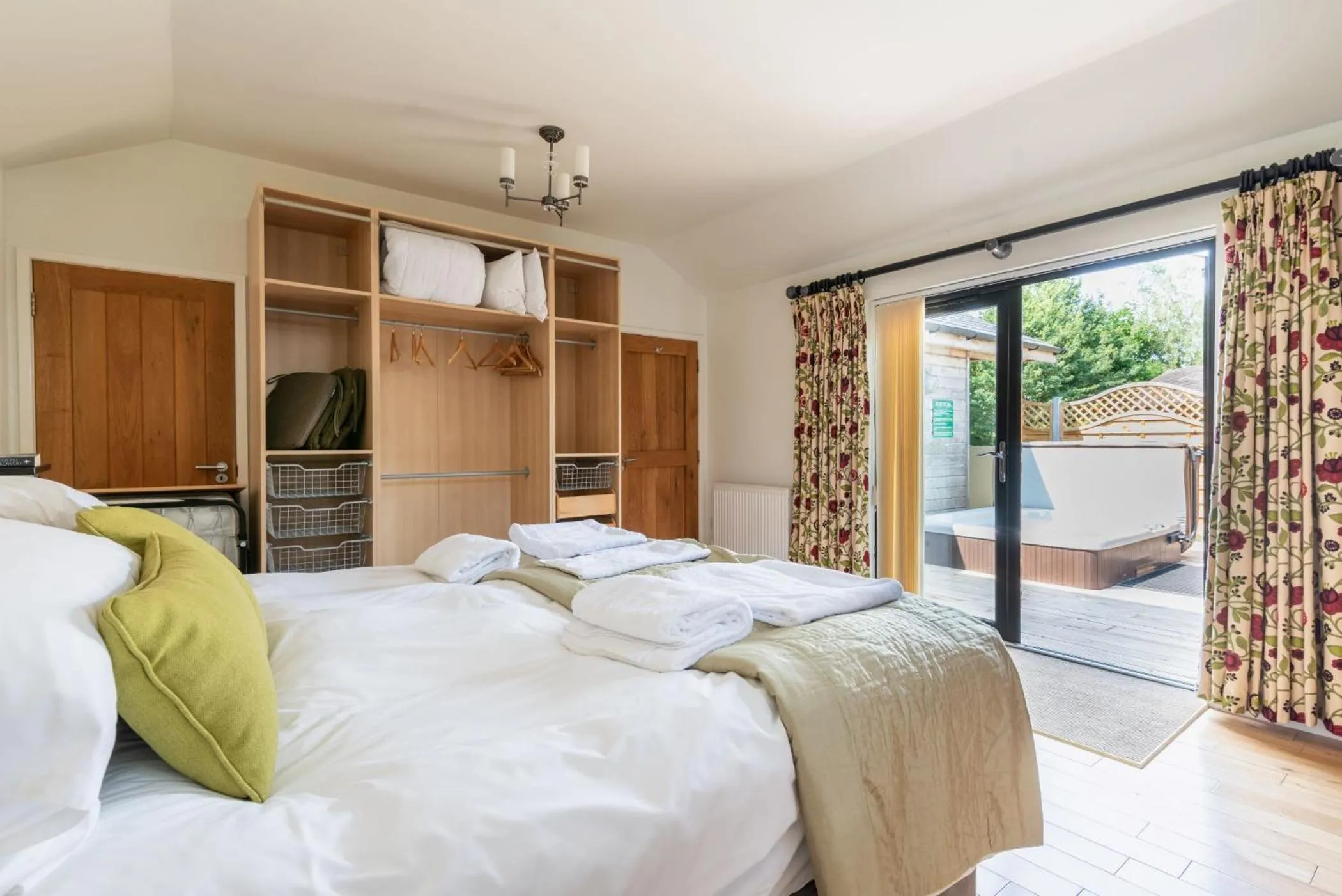 Hot Tub, Bed in Tor Farm Lodge