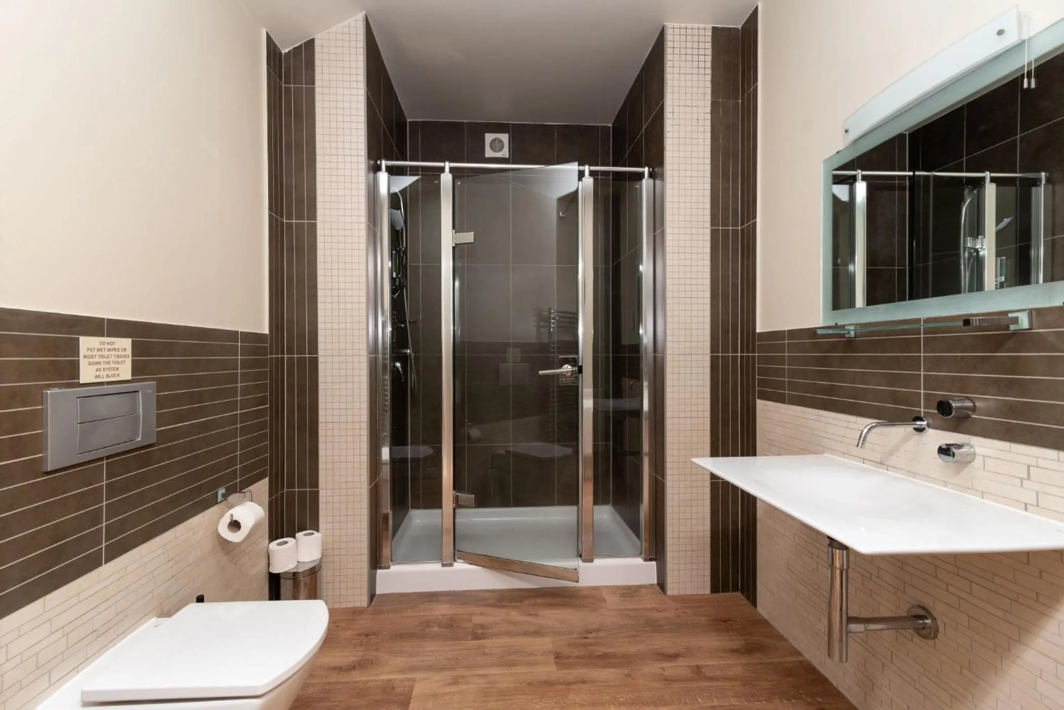 Shower in Tor Farm Lodge