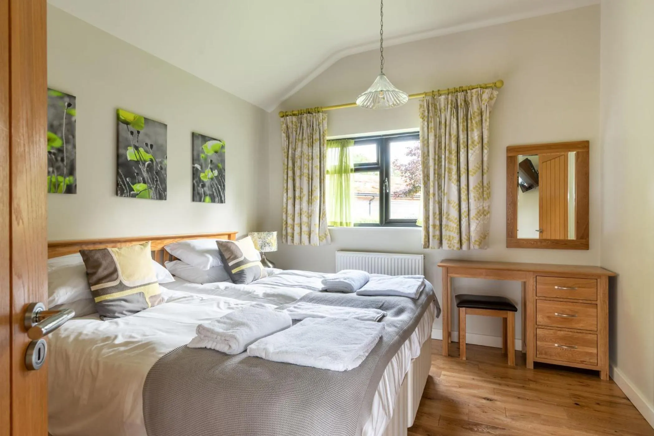 Shower, Bed in Tor Farm Lodge
