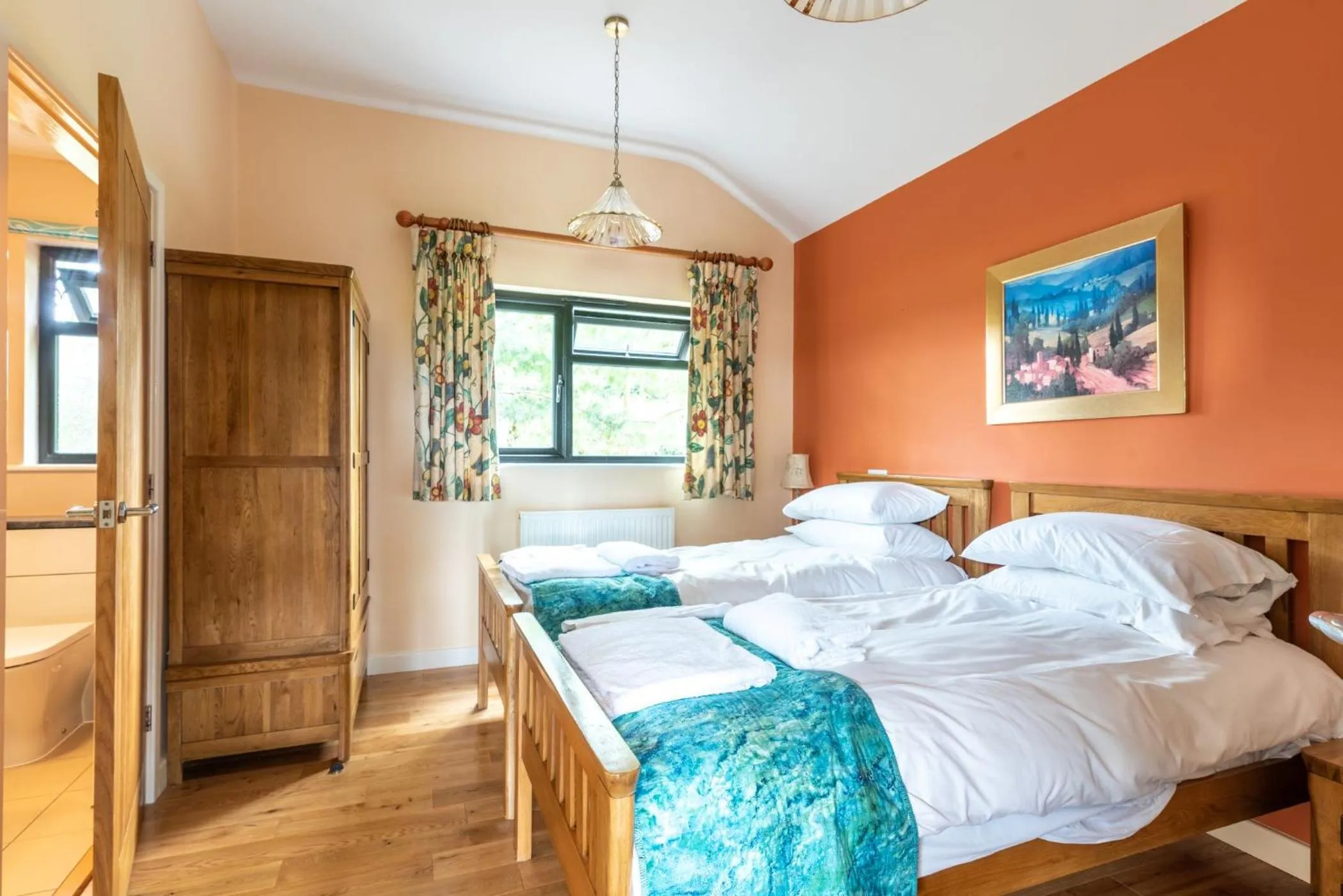 Shower, Bed in Tor Farm Lodge