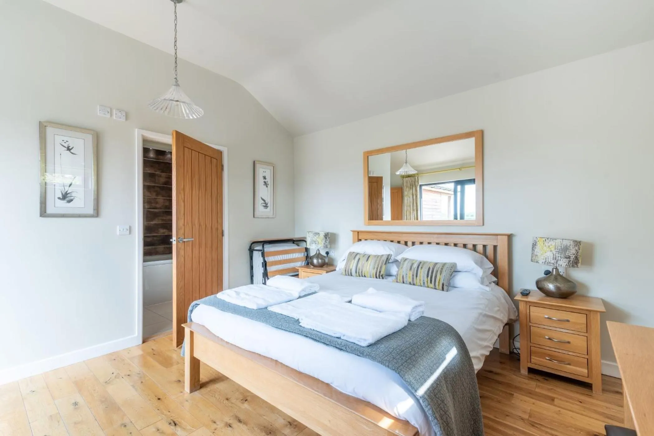 Bathroom, Bed in Tor Farm Lodge