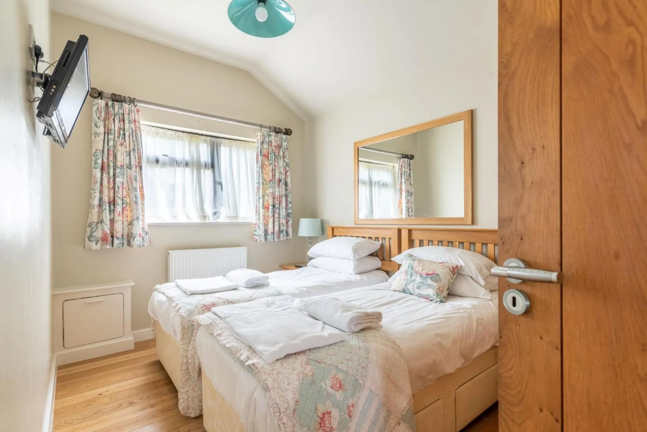 Bedroom, Bed in Tor Farm Lodge