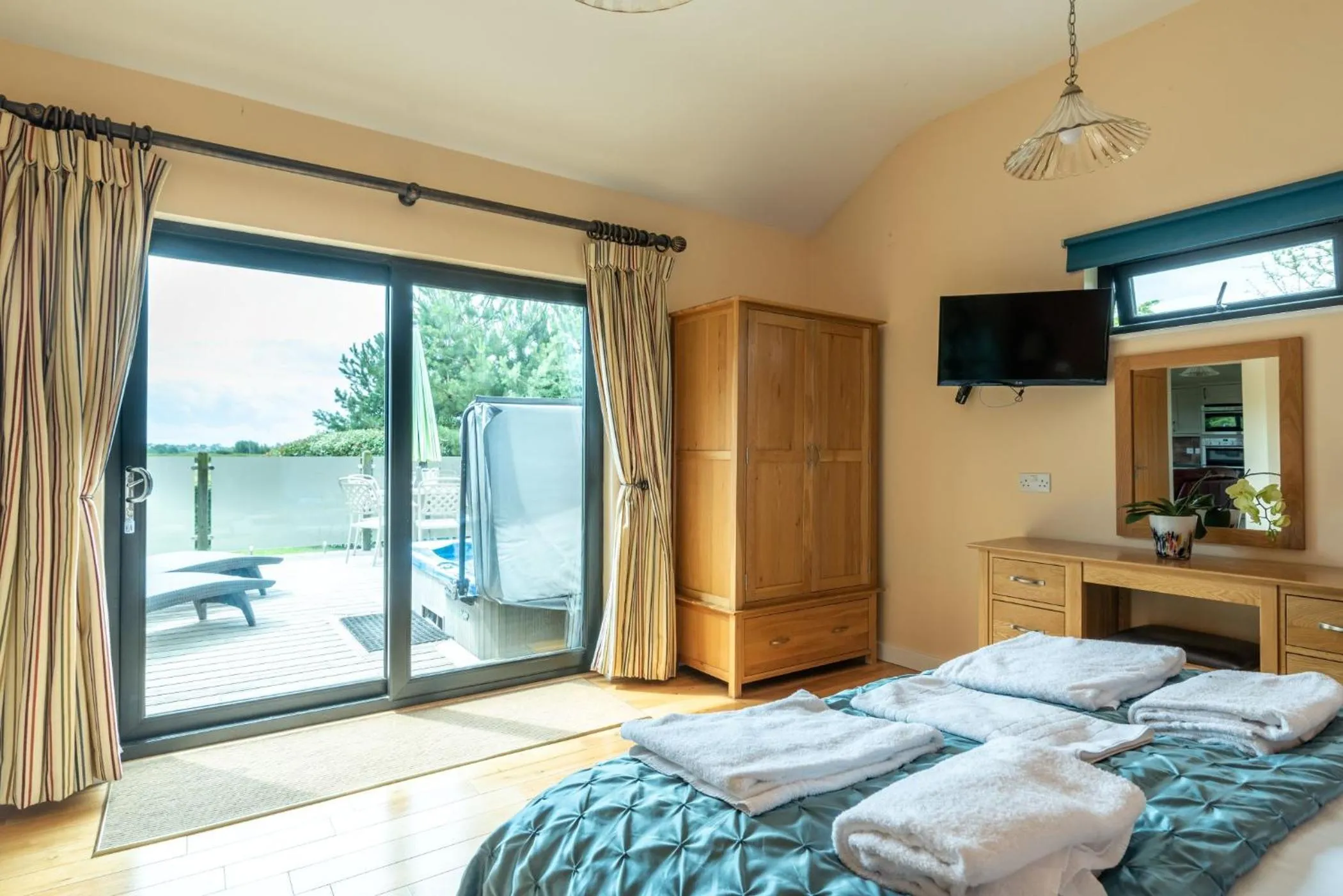 Hot Tub, Bed in Tor Farm Lodge