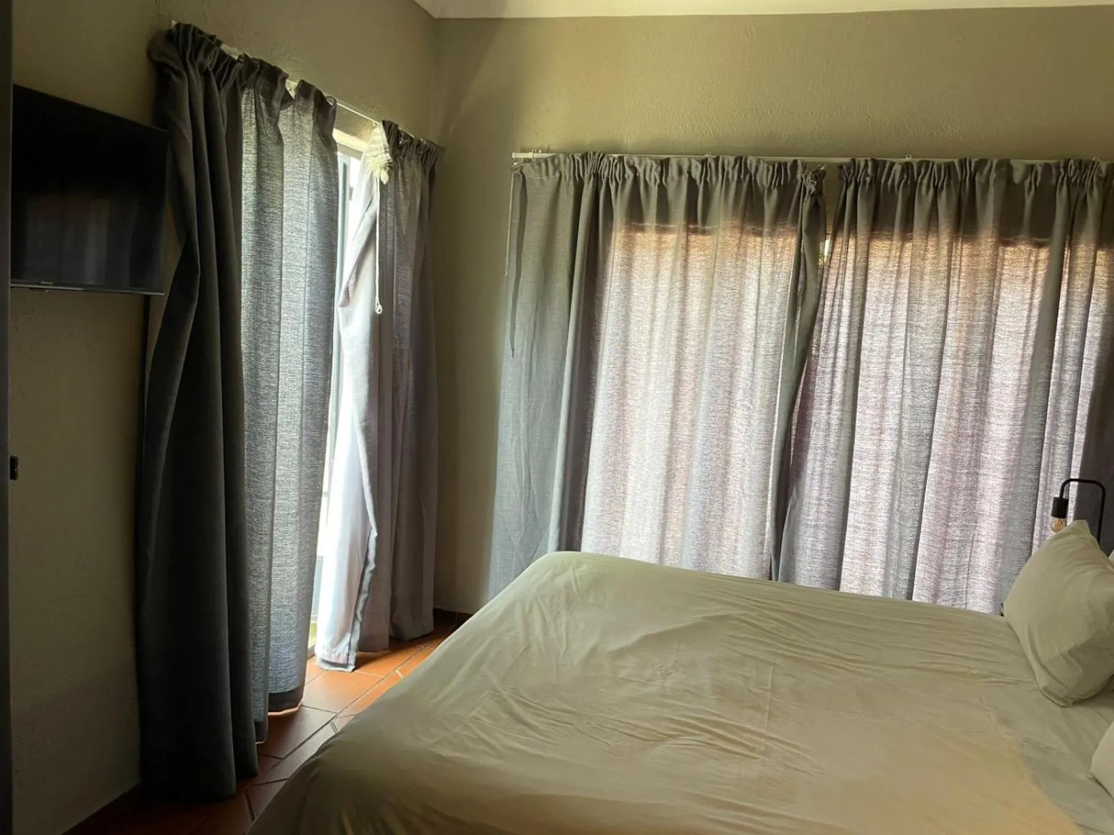 Photo of the whole room, Bed in The Wild Peach - Menlyn