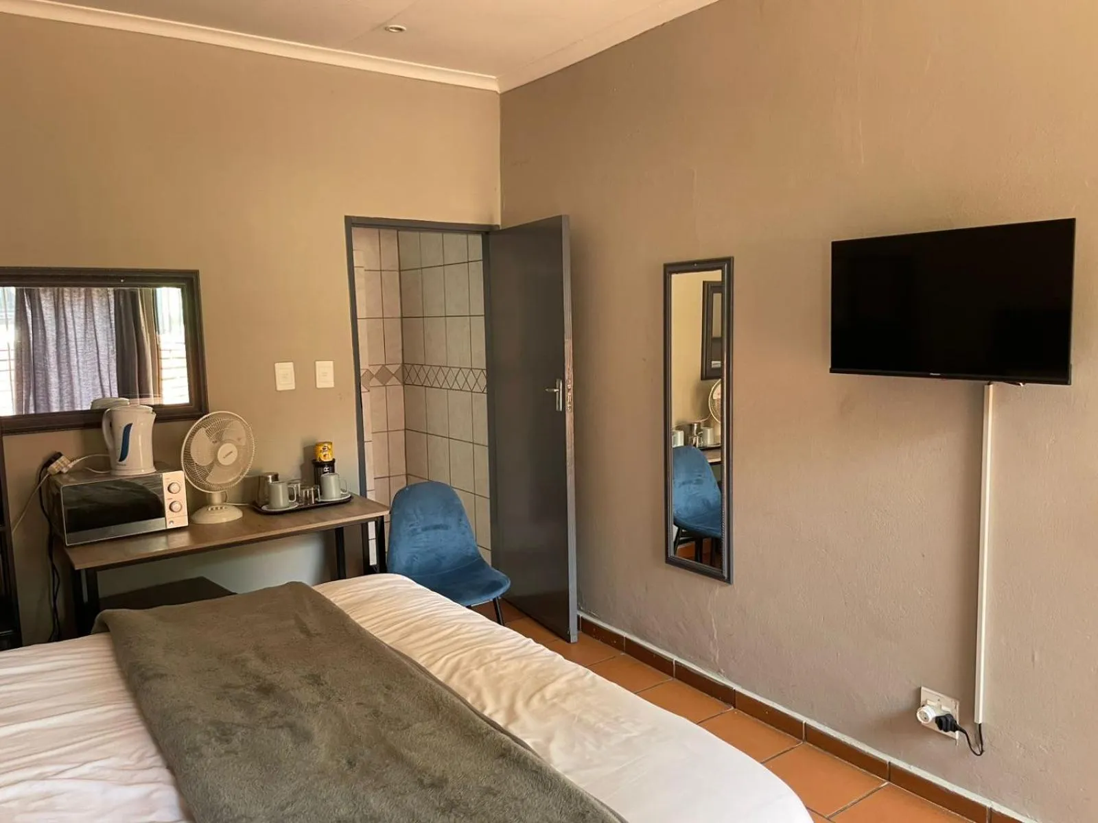 Photo of the whole room, Bed in The Wild Peach - Menlyn
