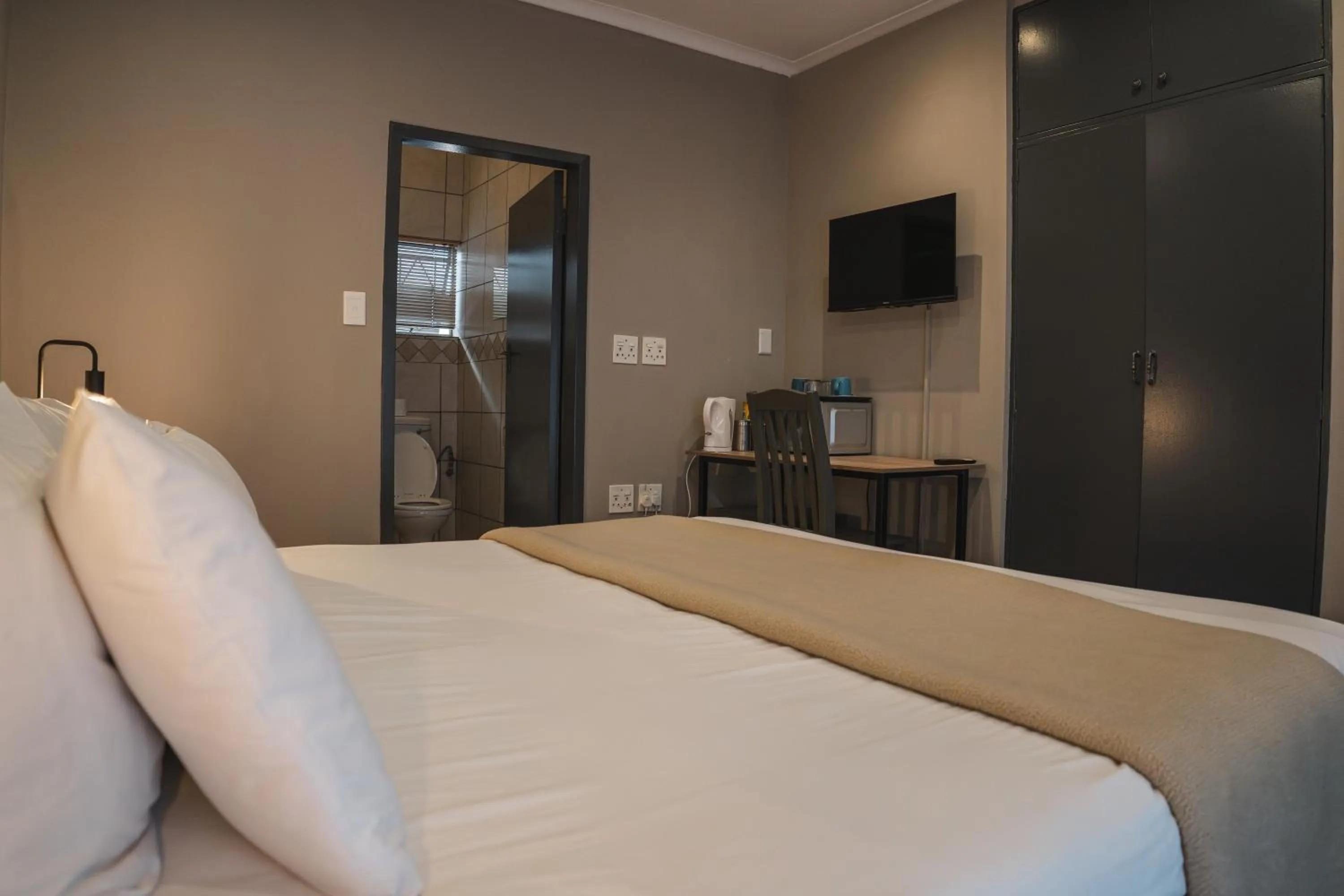 Photo of the whole room, Bed in The Wild Peach - Menlyn