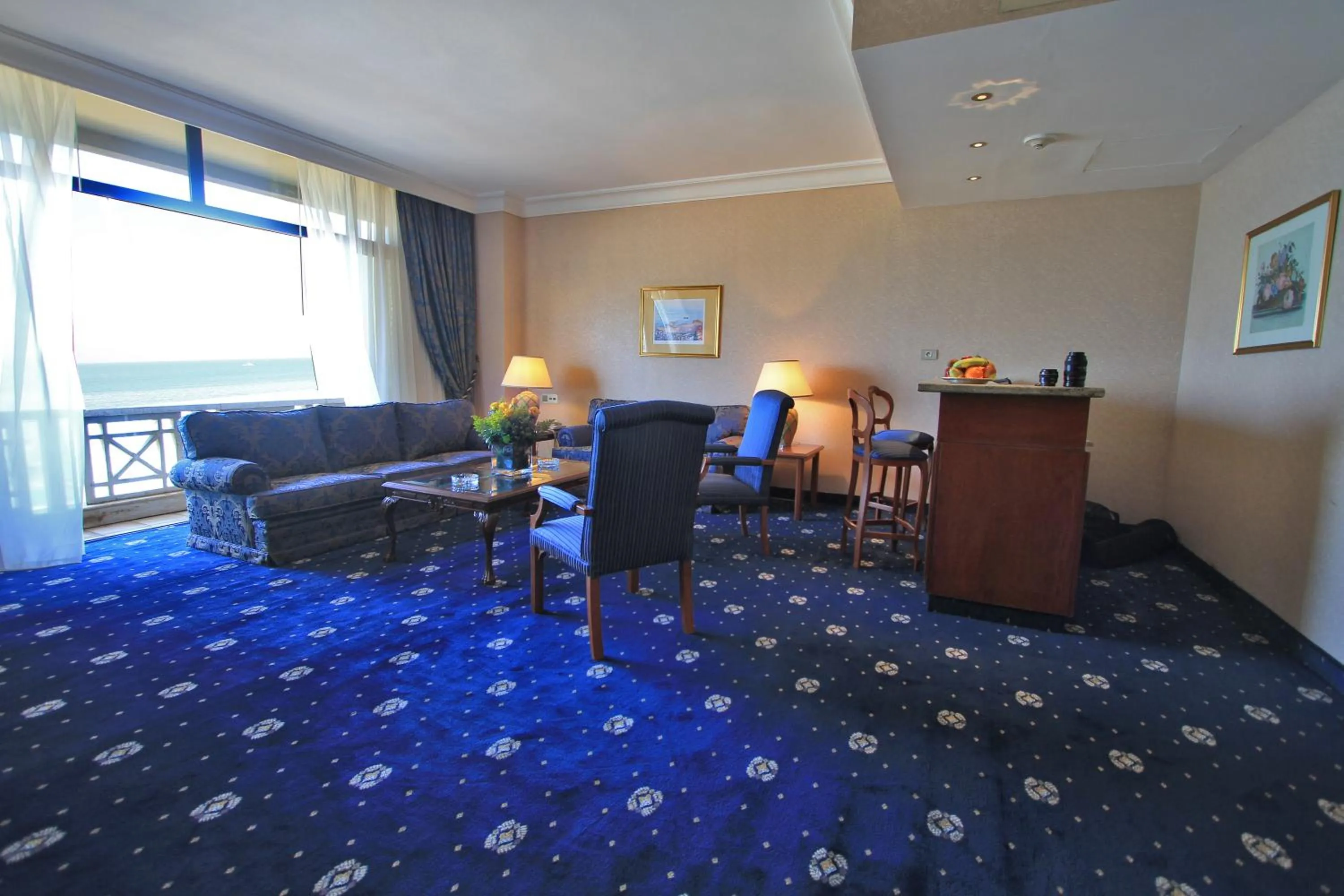 Living room in Bayview Hotel Beirut