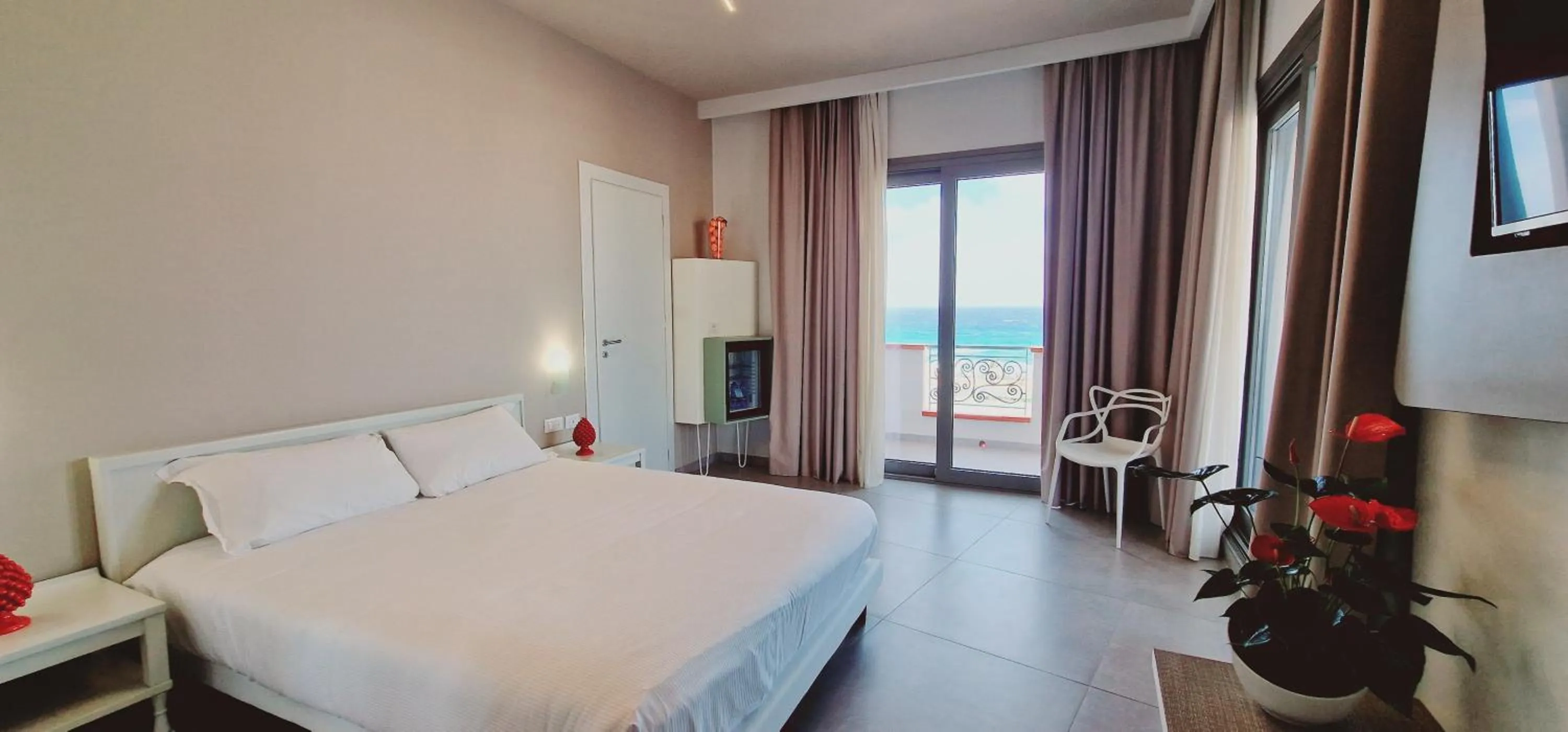 Photo of the whole room, Bed in Saracen Sands Hotel & Congress Centre - Palermo