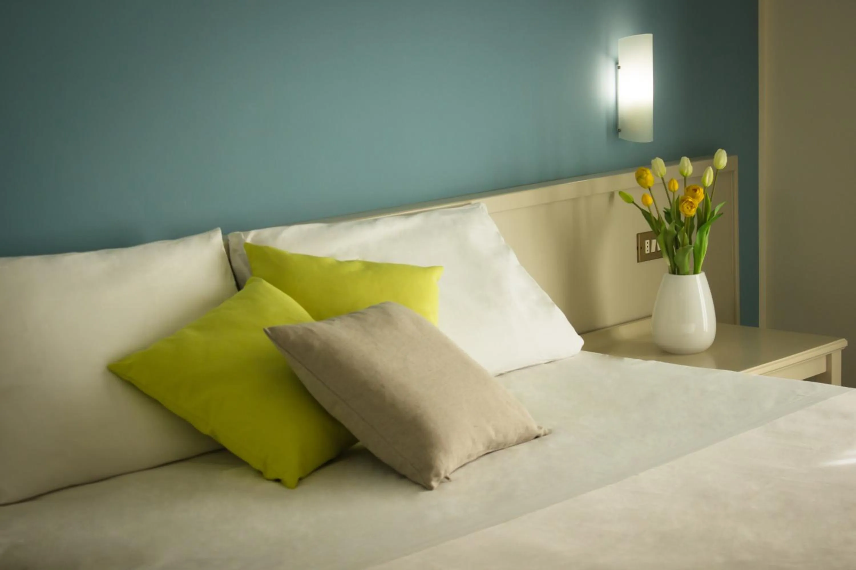 Photo of the whole room, Bed in Saracen Sands Hotel & Congress Centre - Palermo