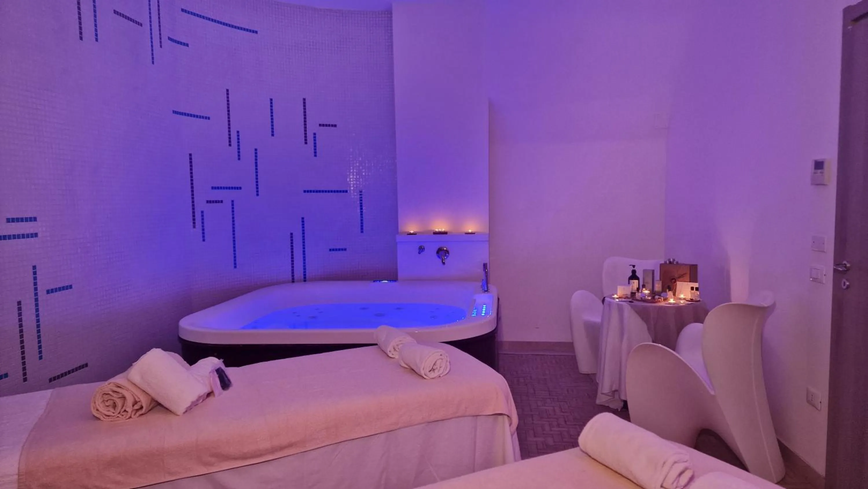 Hot Tub, Bed in Saracen Sands Hotel & Congress Centre - Palermo