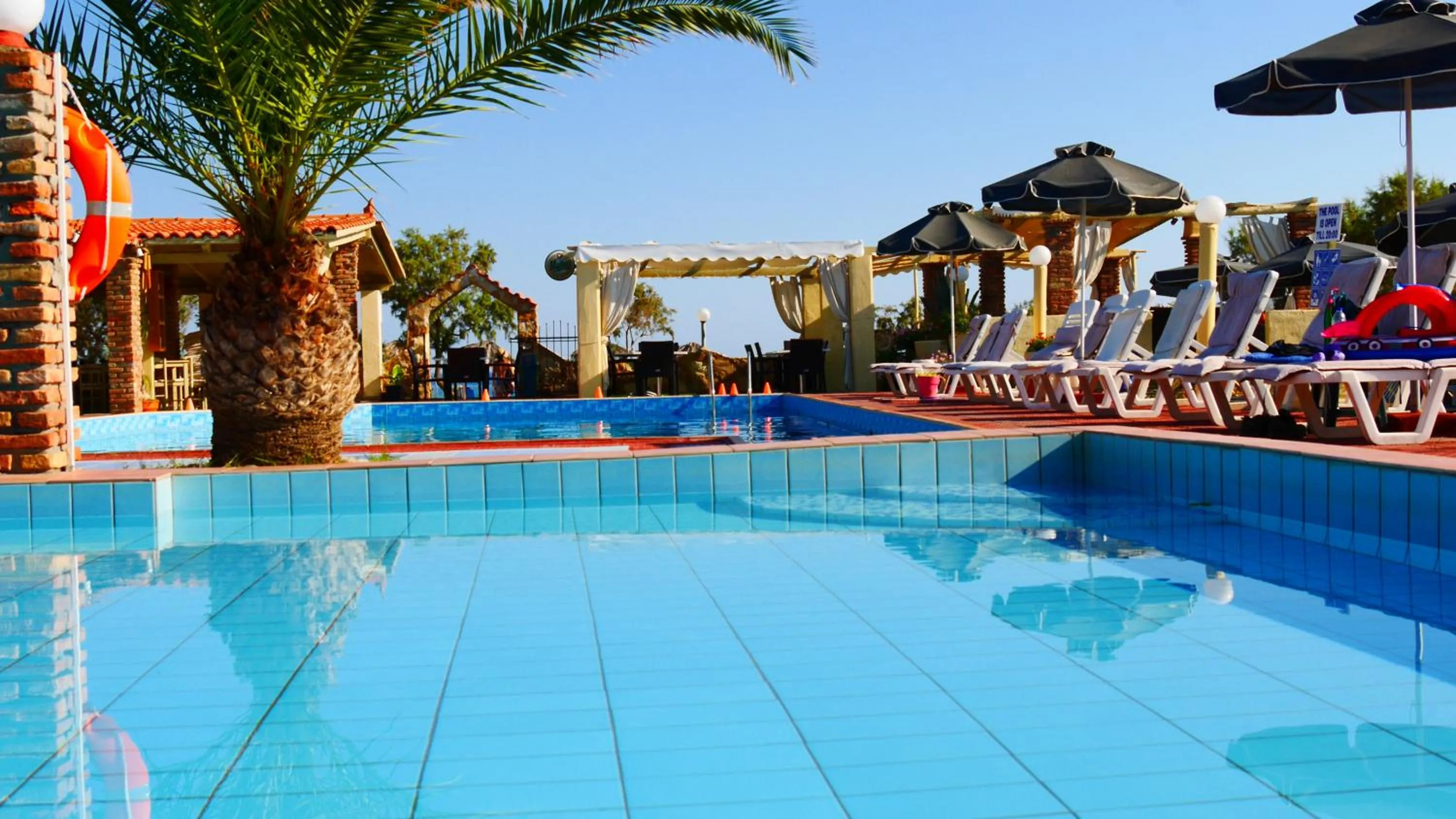 Swimming pool in Stavros Villas&Apartments