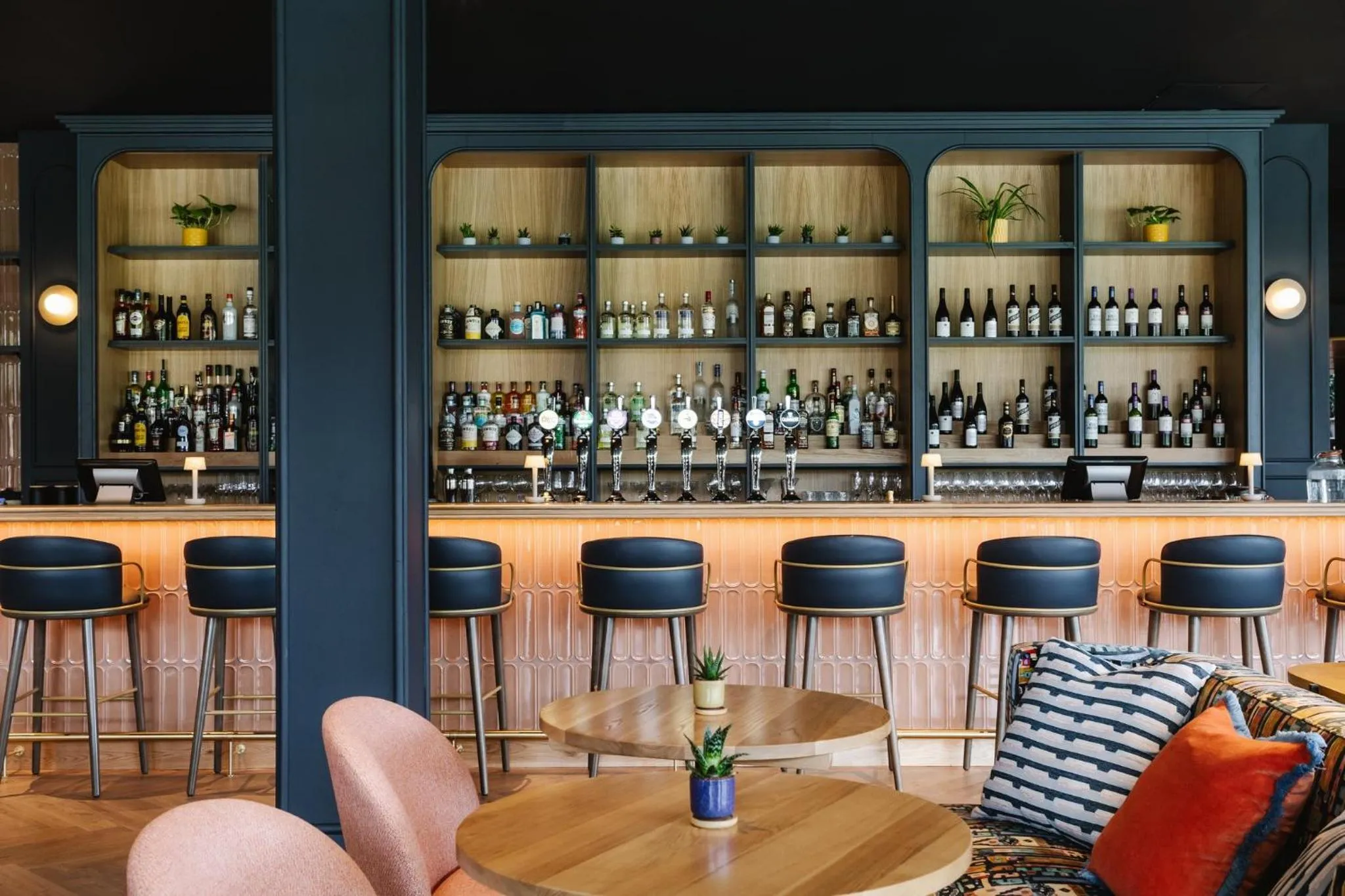 Lounge or bar in voco Belfast by IHG