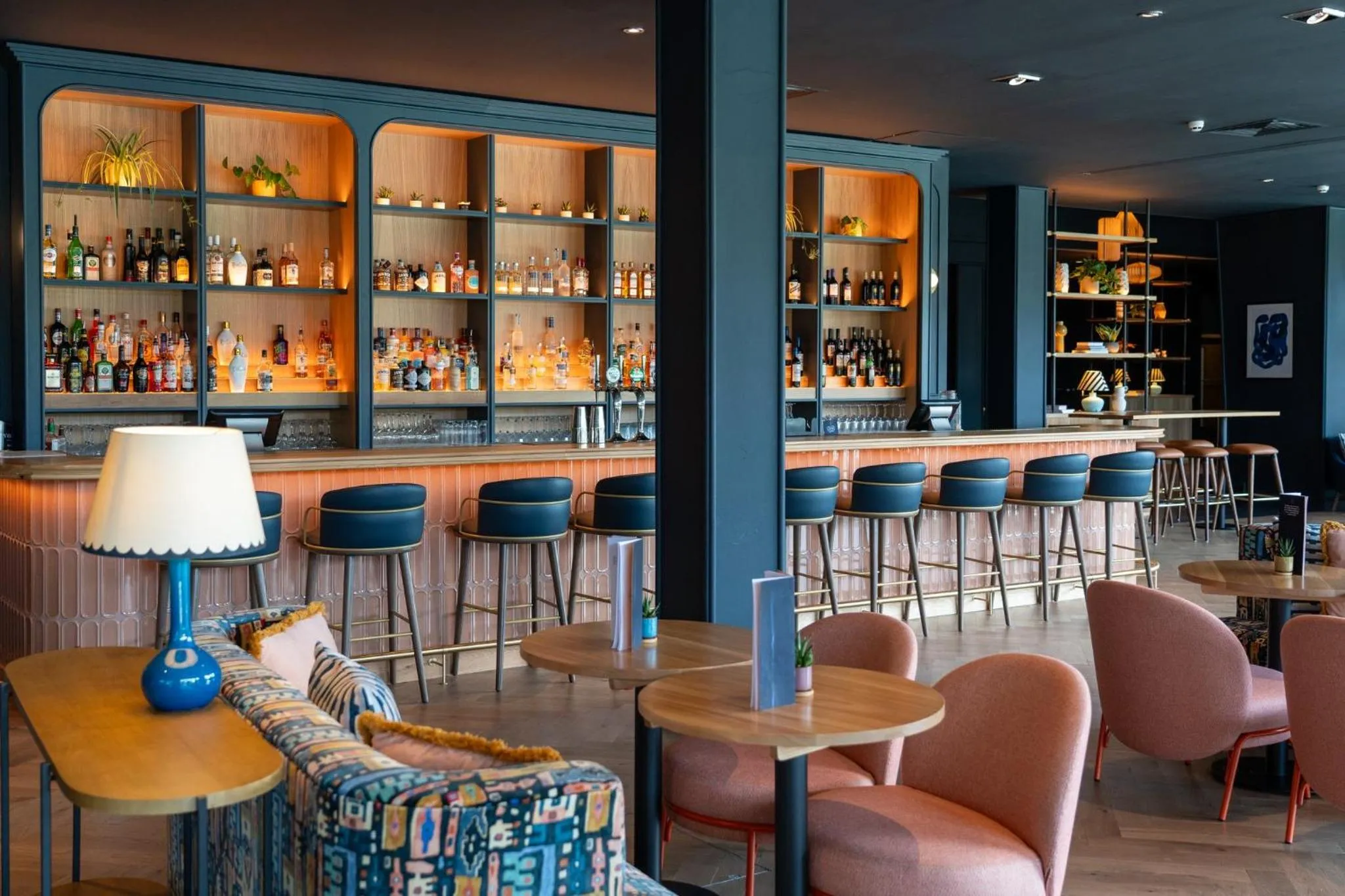 Lounge or bar in voco Belfast by IHG