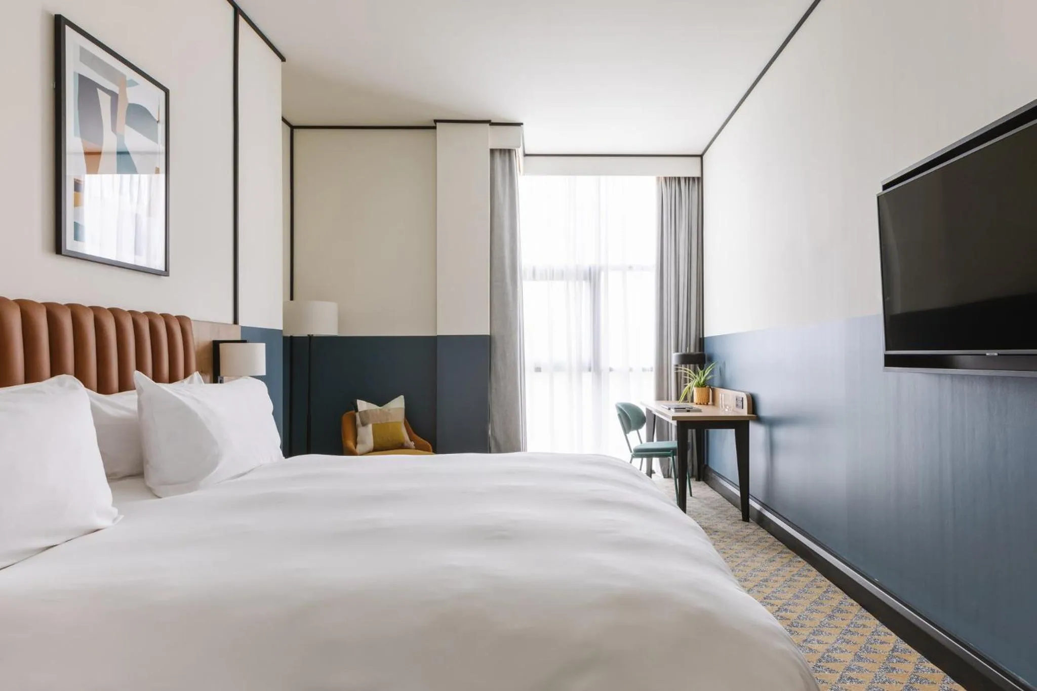 Photo of the whole room, Bed in voco Belfast by IHG