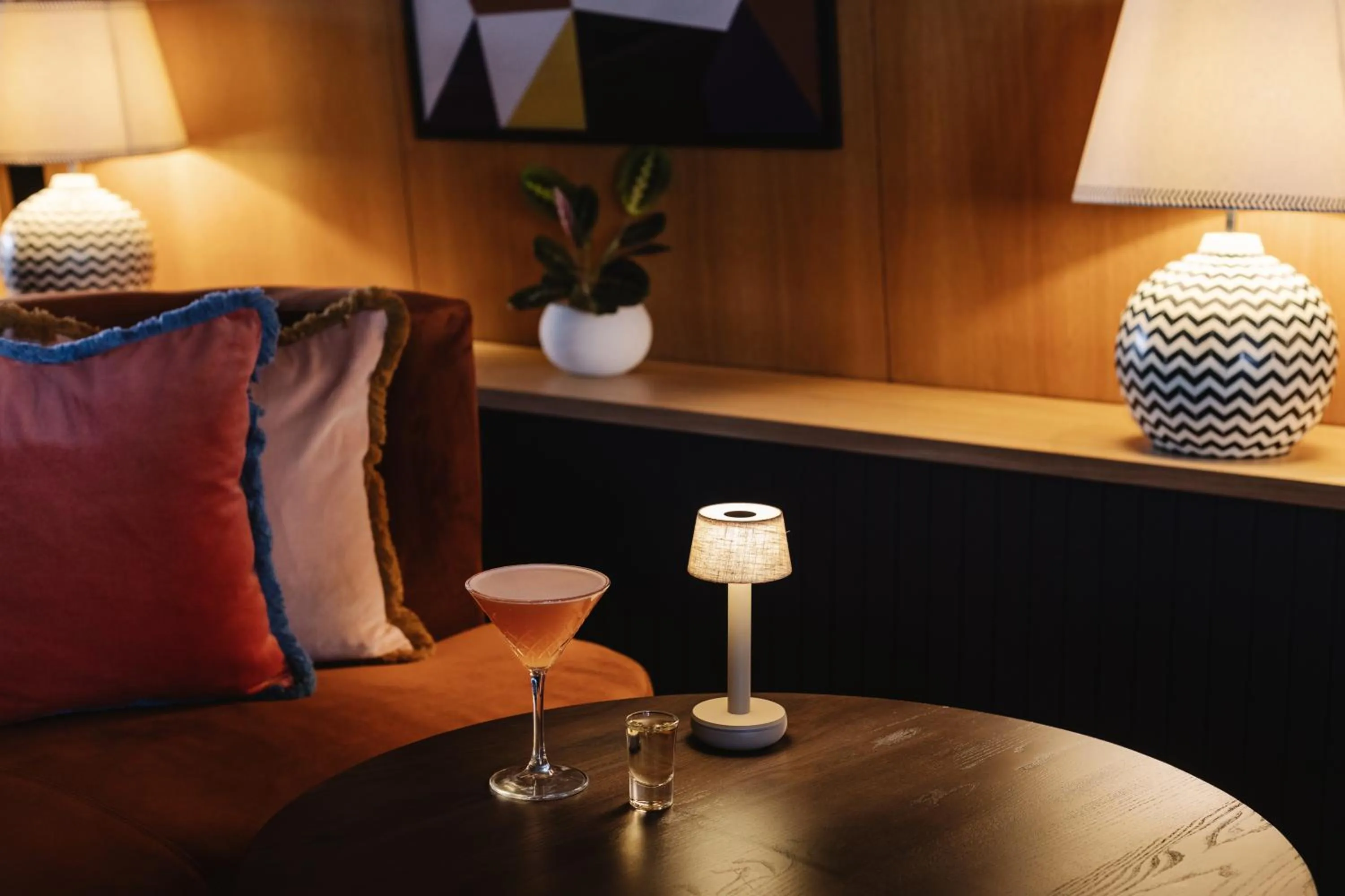 Lounge or bar in voco Belfast by IHG