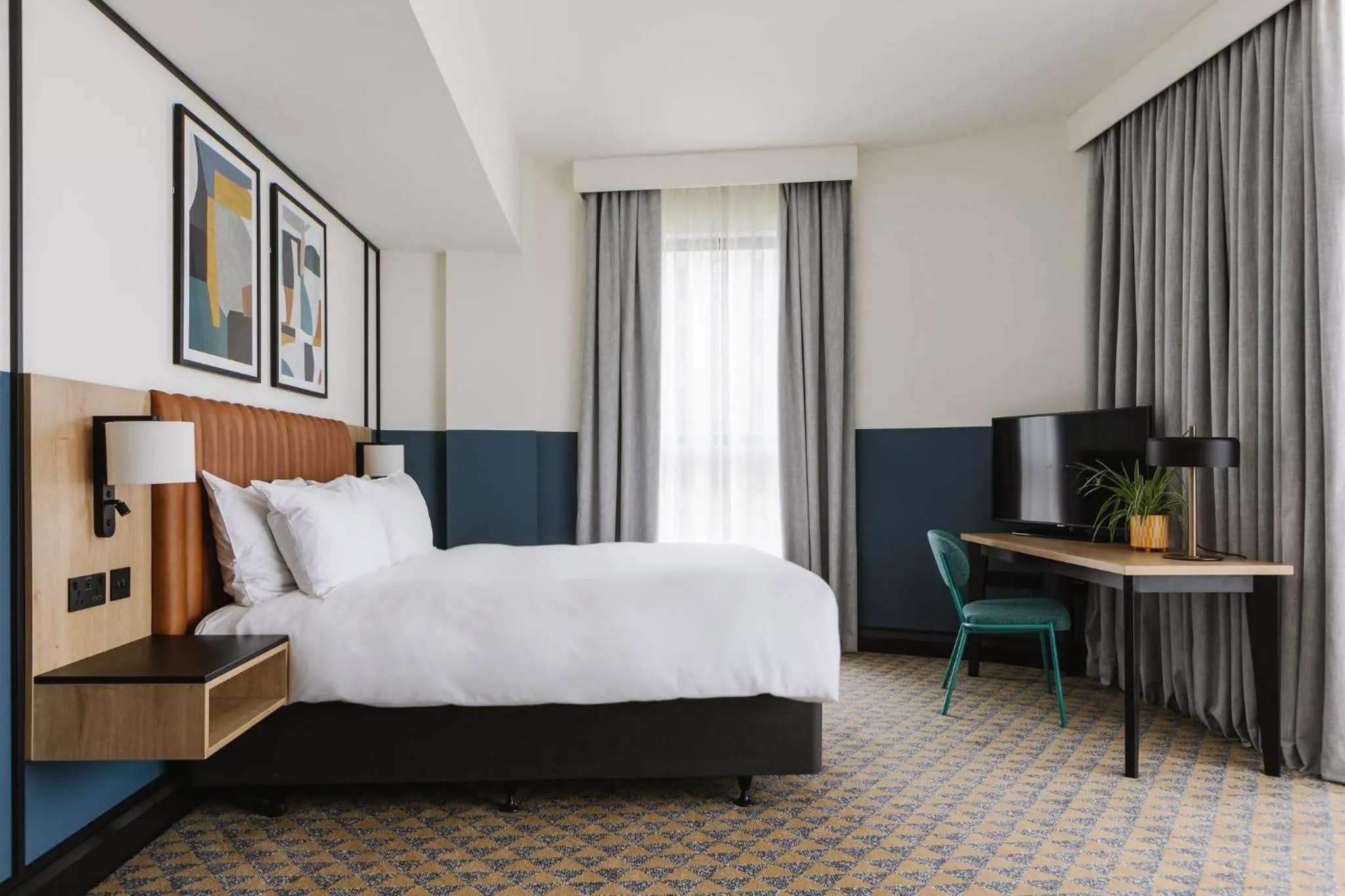 Photo of the whole room, Bed in voco Belfast by IHG