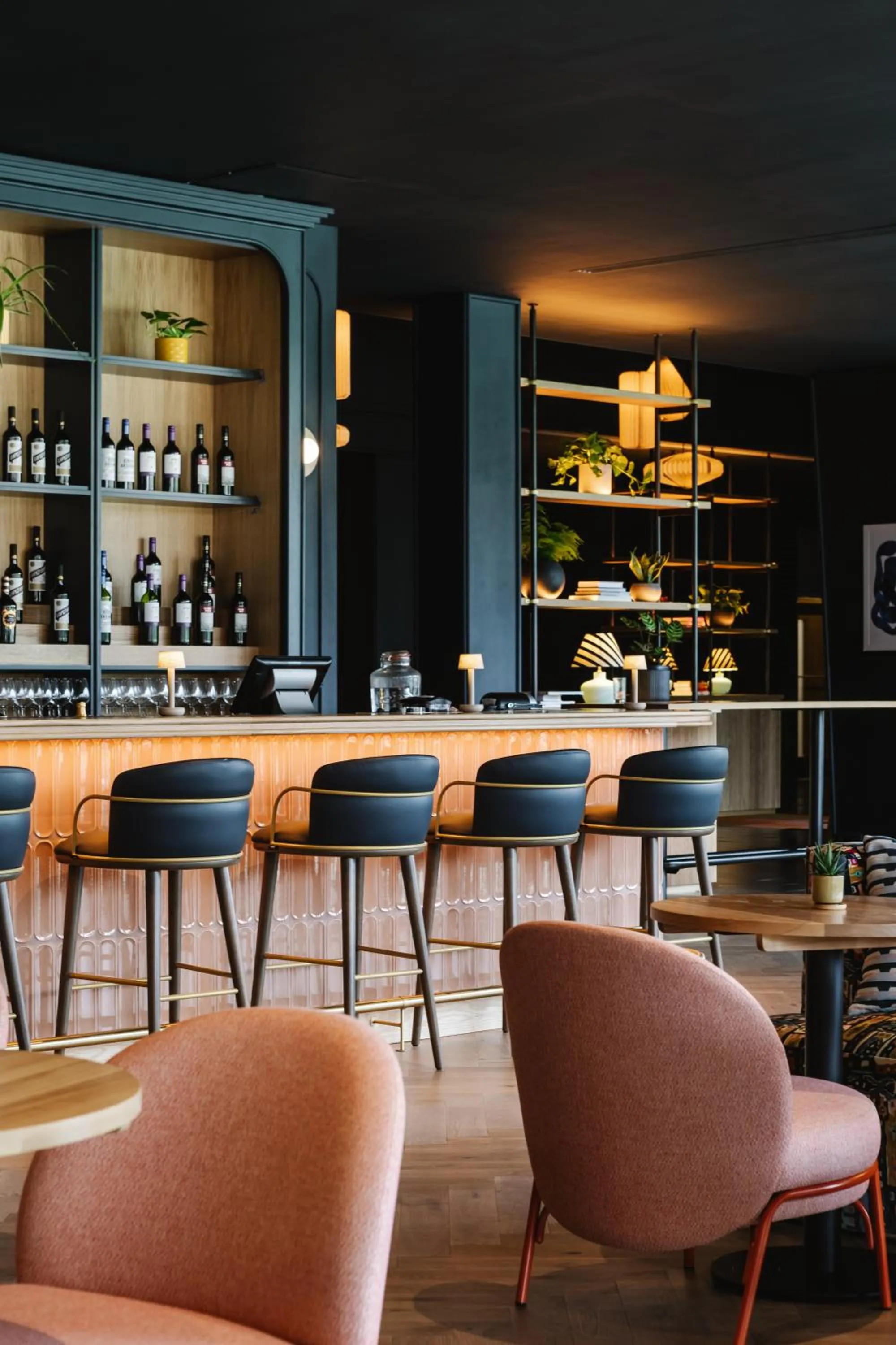 Lounge or bar in voco Belfast by IHG