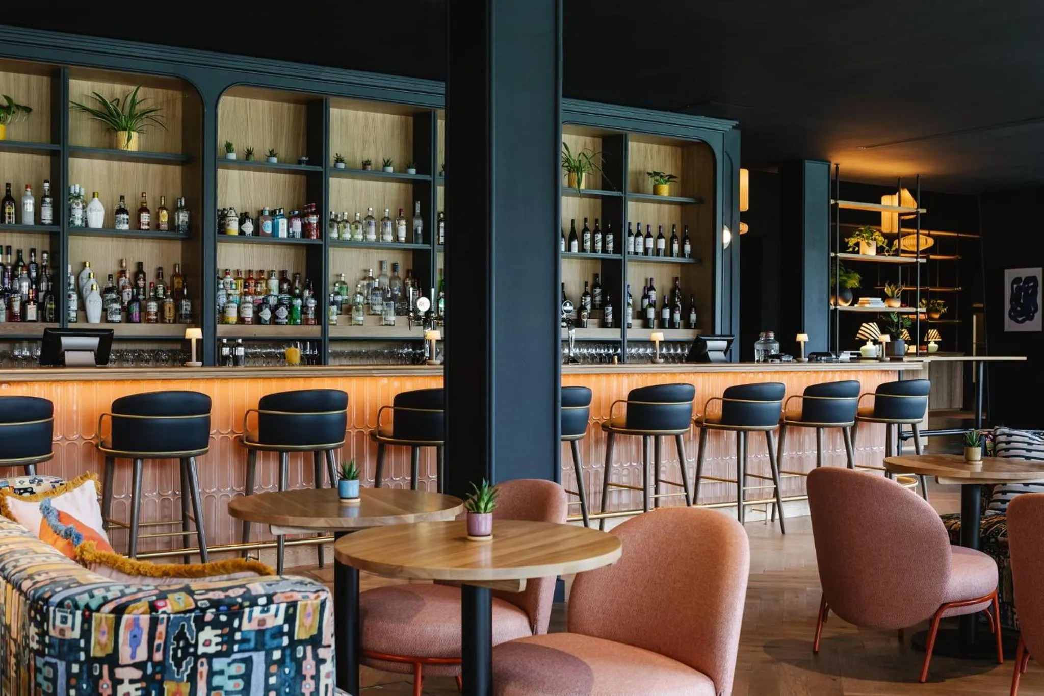 Lounge or bar in voco Belfast by IHG