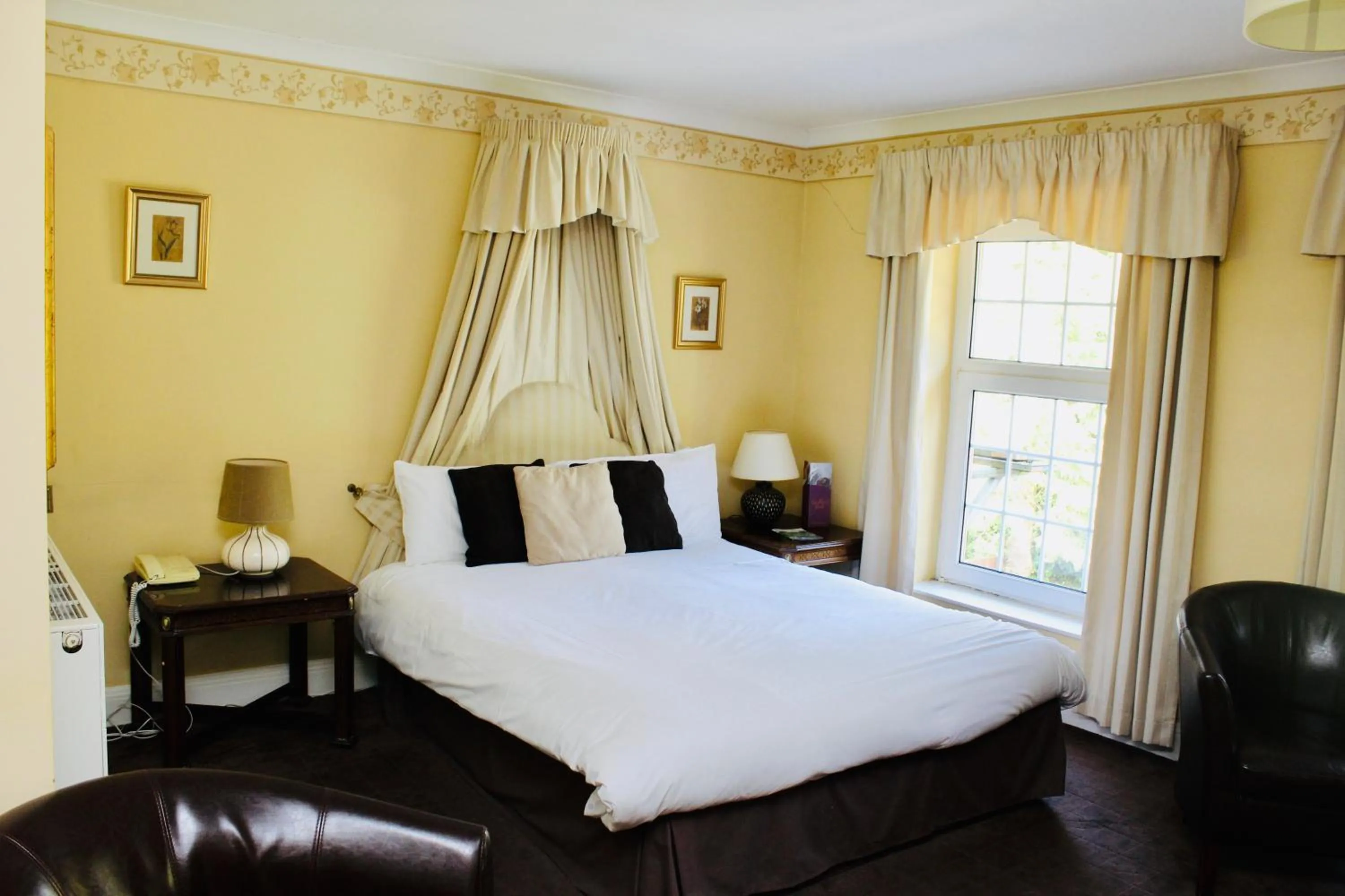 Bed in Ty Newydd Country Hotel