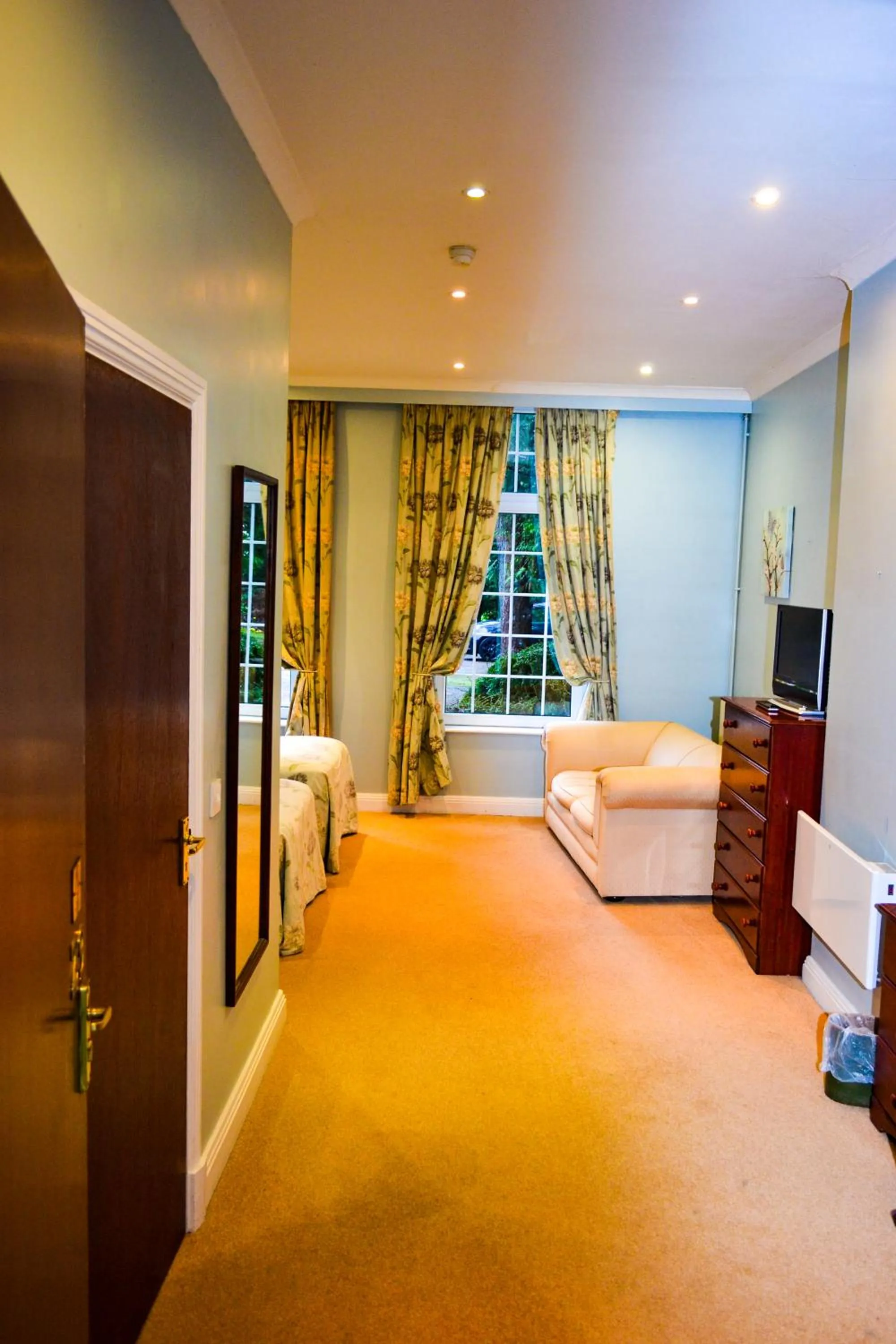 Bed in Ty Newydd Country Hotel