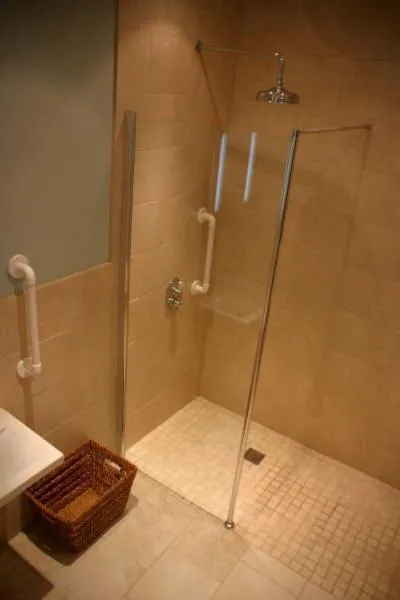 Bathroom in Ty Newydd Country Hotel