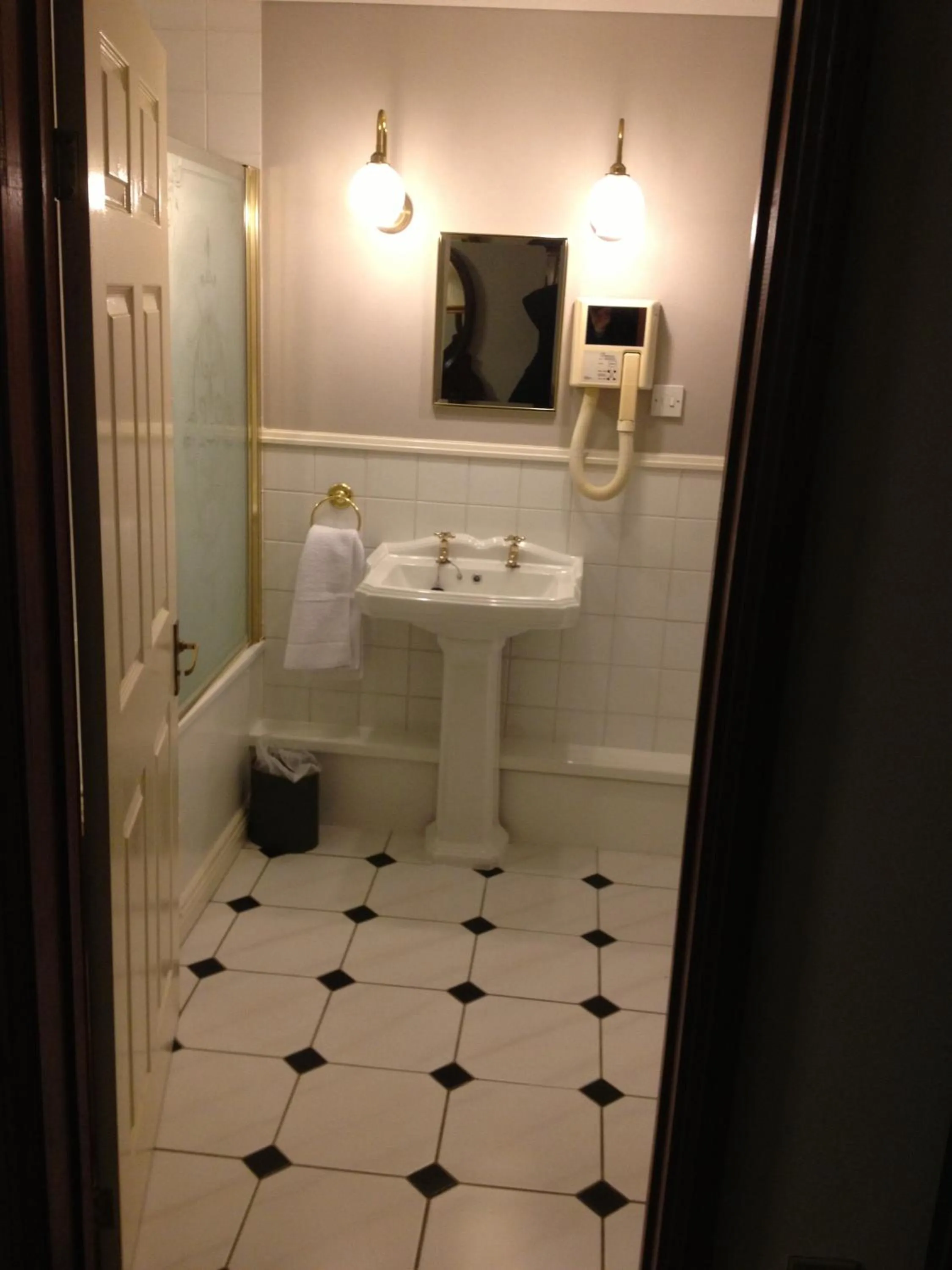 Bathroom in Ty Newydd Country Hotel