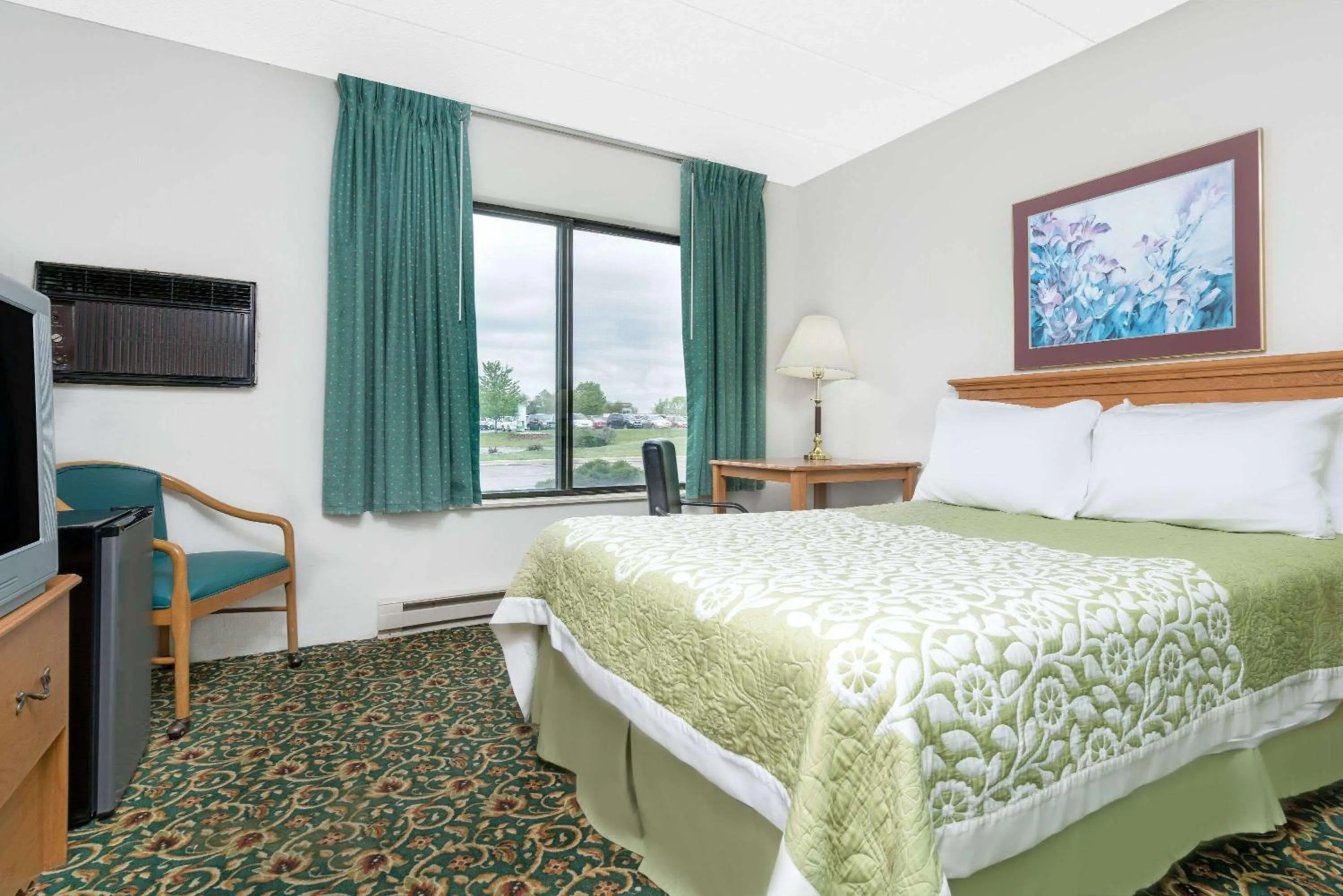 Photo of the whole room, Bed in Days Inn by Wyndham St Cloud