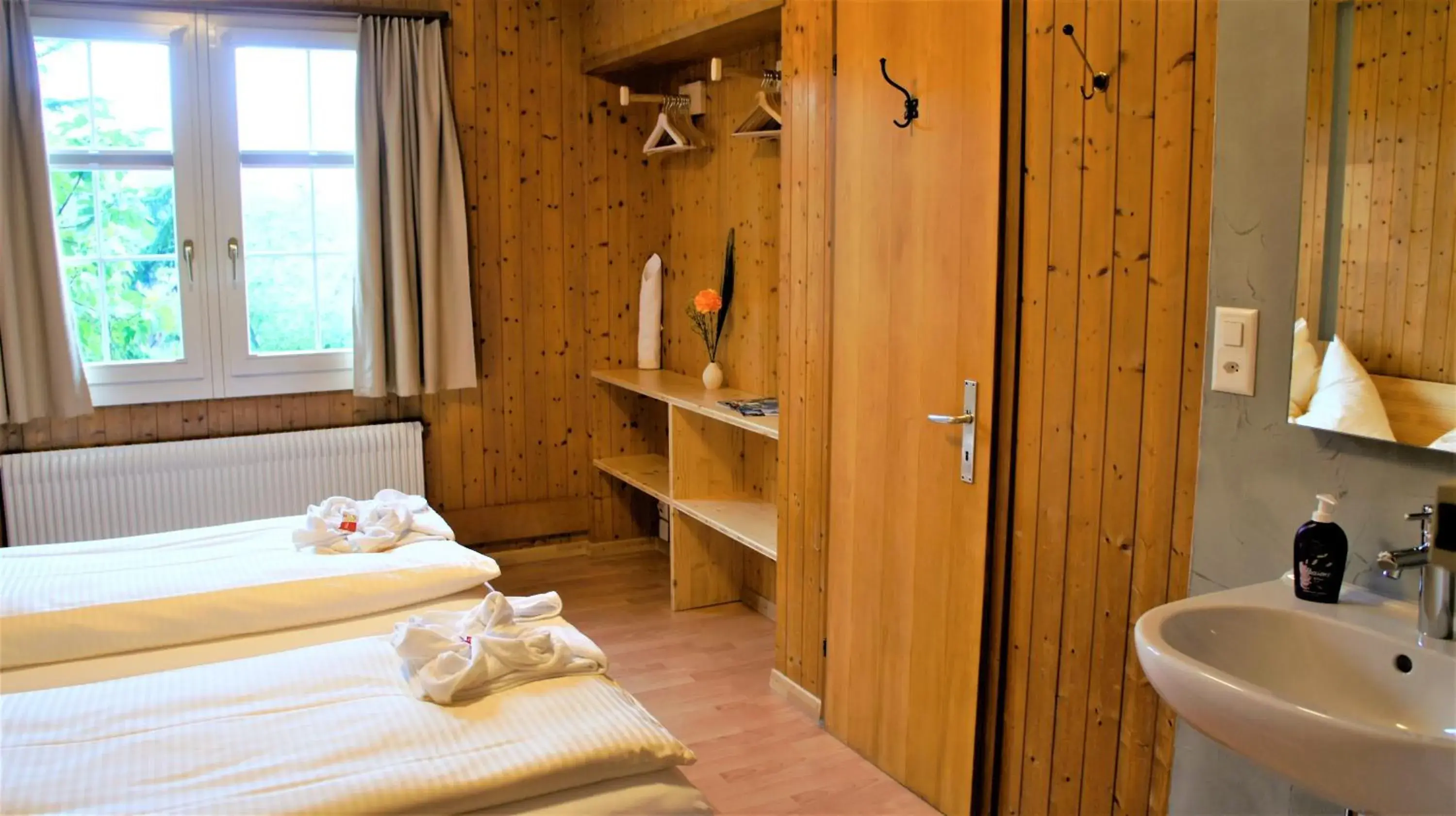 Double Room with Shared Bathroom (Schönegg) - single occupancy in B & B Brienz Double Room with Shared Bathroom (Schönegg) - single occupancy in B & B Brienz