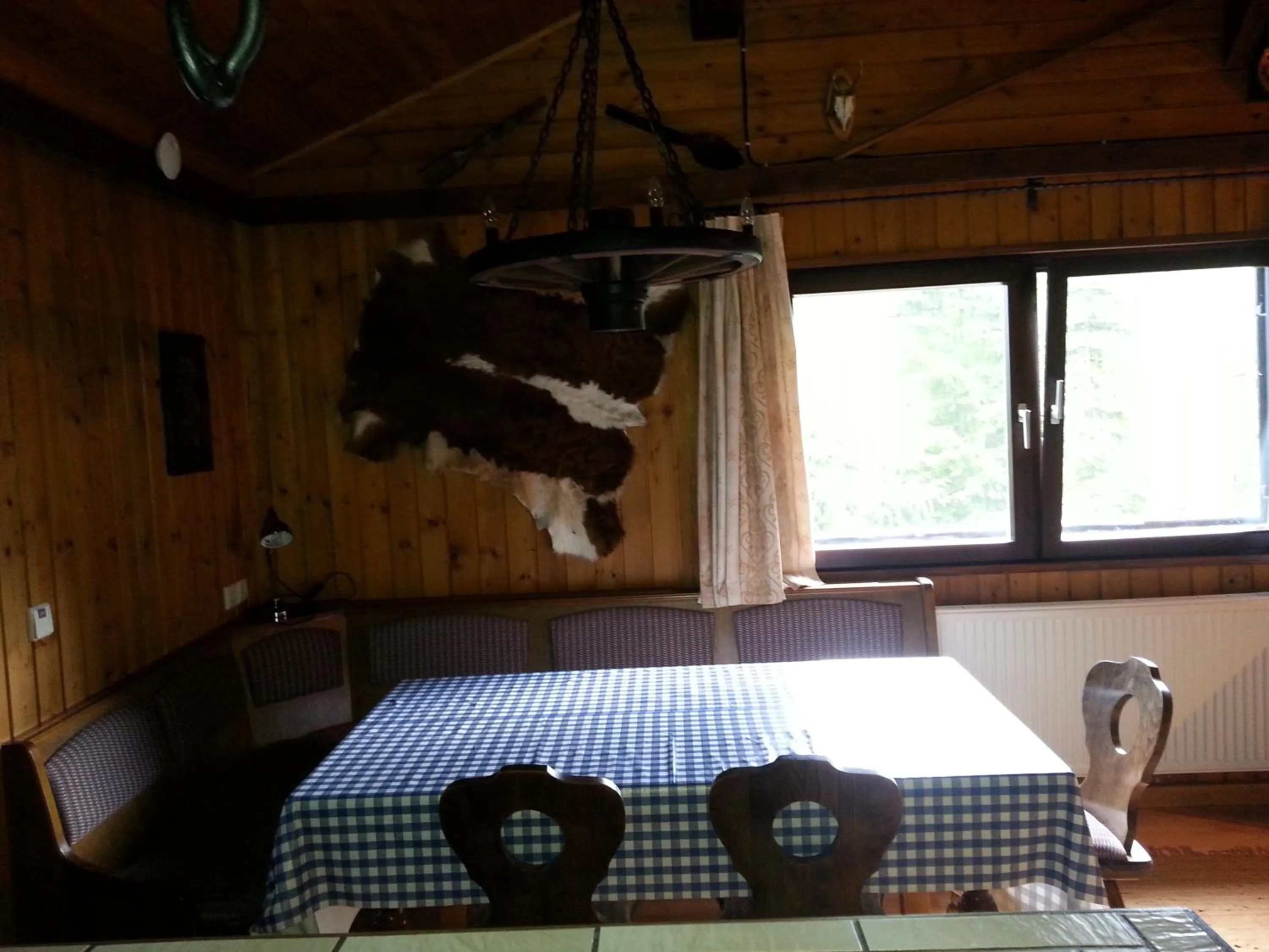 Dining area in Fichtenblockhütte