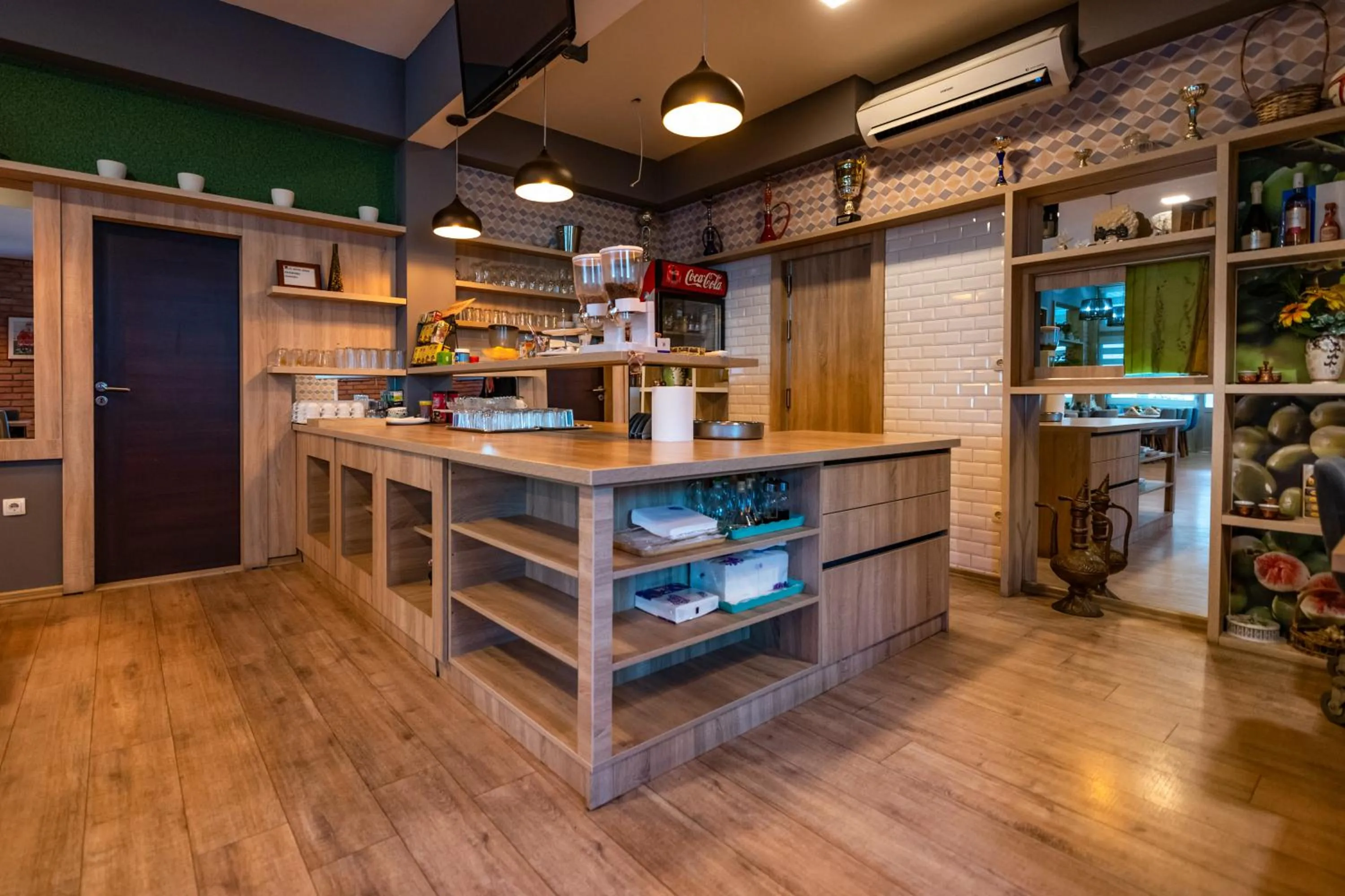 Restaurant/places to eat in Hotel Oasis