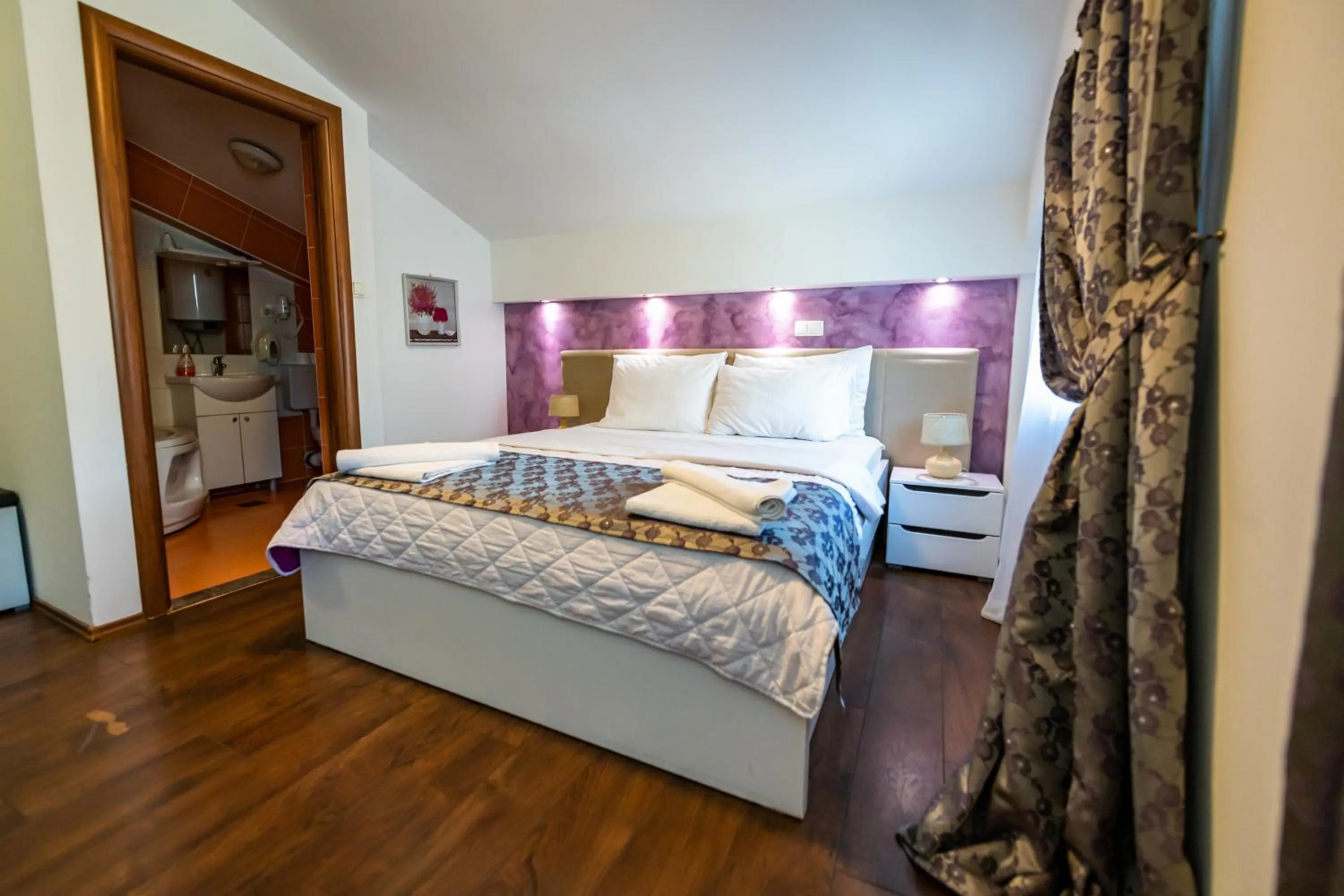 Toilet, Bed in Hotel Oasis