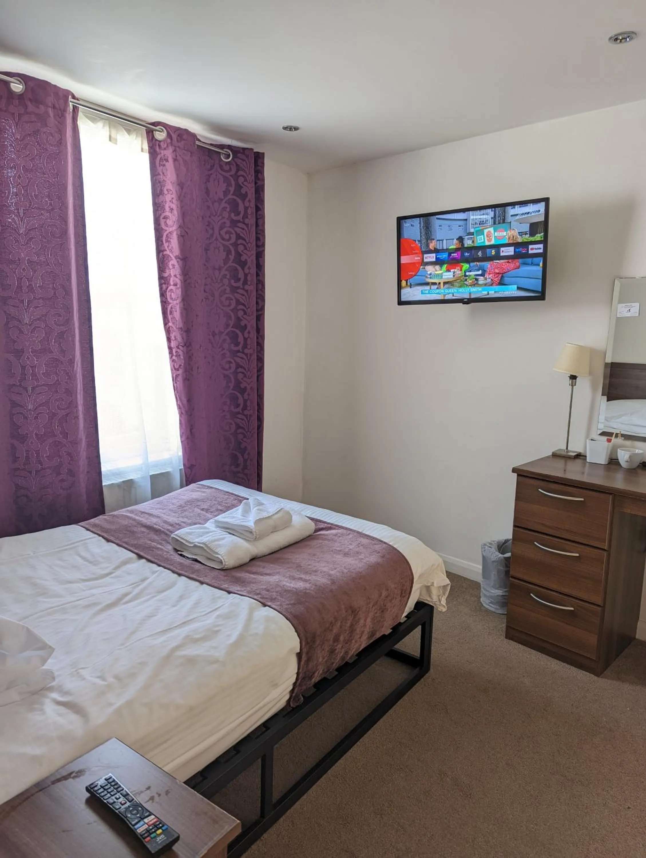 Bed in Barley Sheaf, Old Bridge Street EN SUITE ROOMS, ROOM ONLY