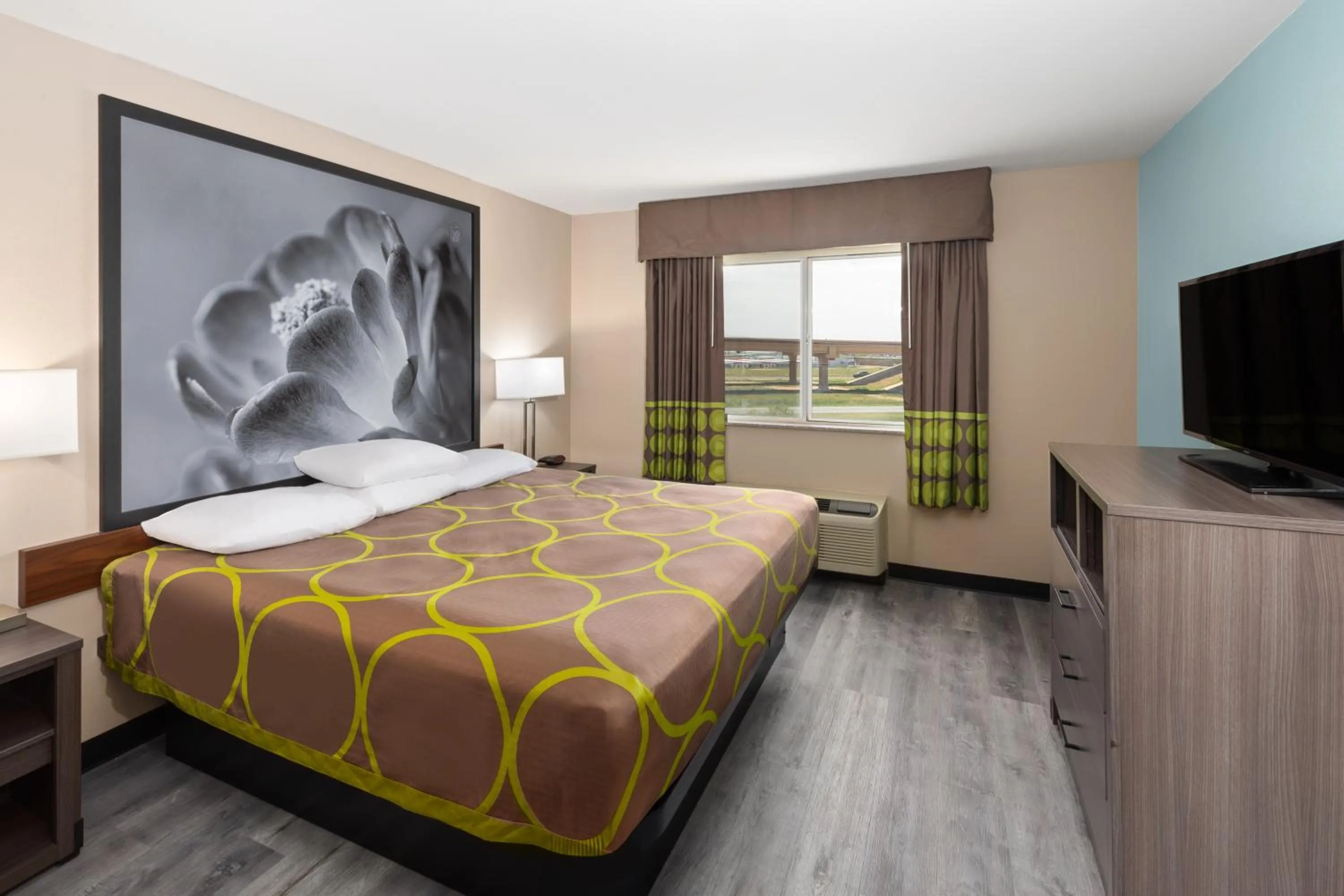 TV and multimedia, Bed in Super 8 by Wyndham Lubbock West