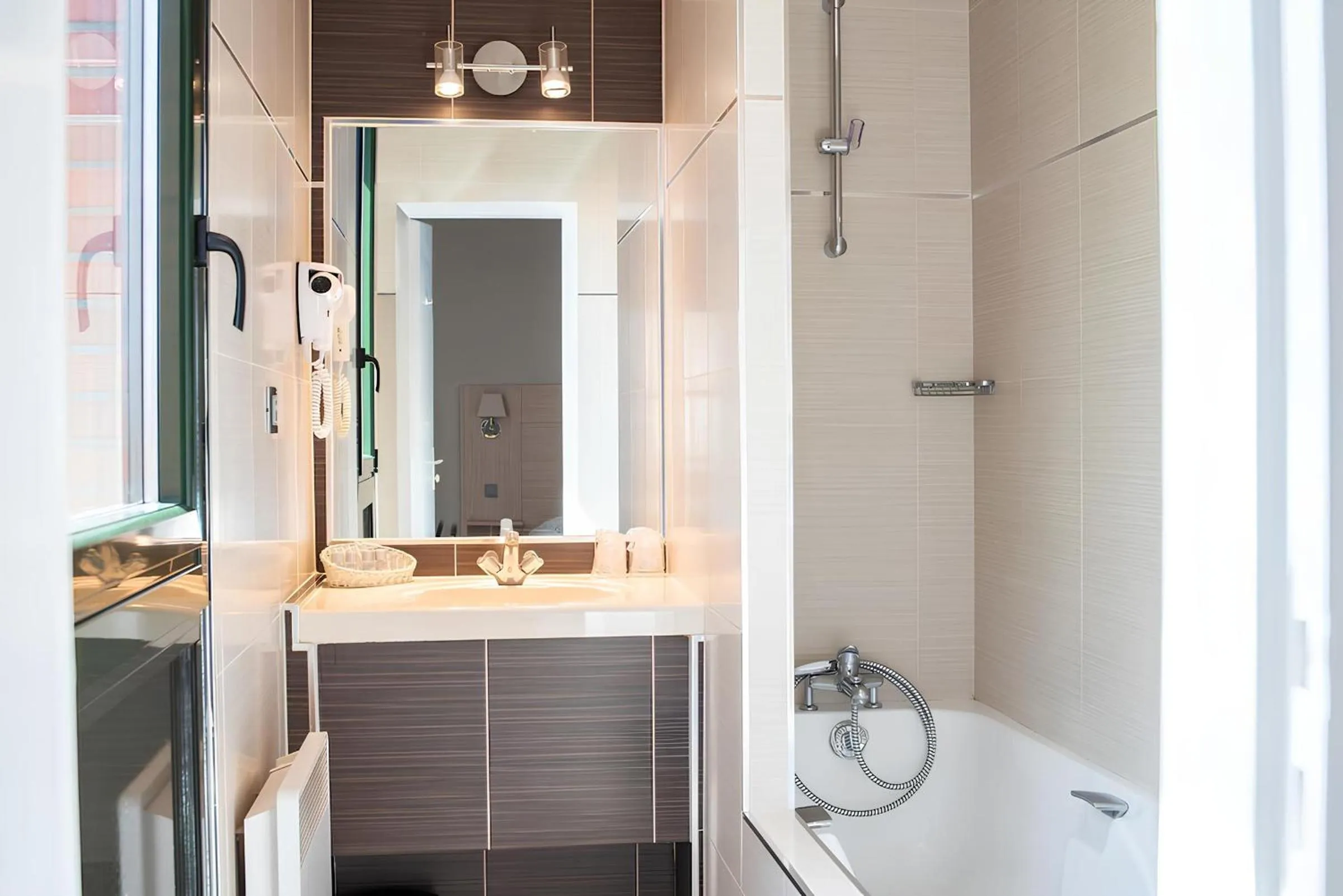 Shower in Hôtel Garabel