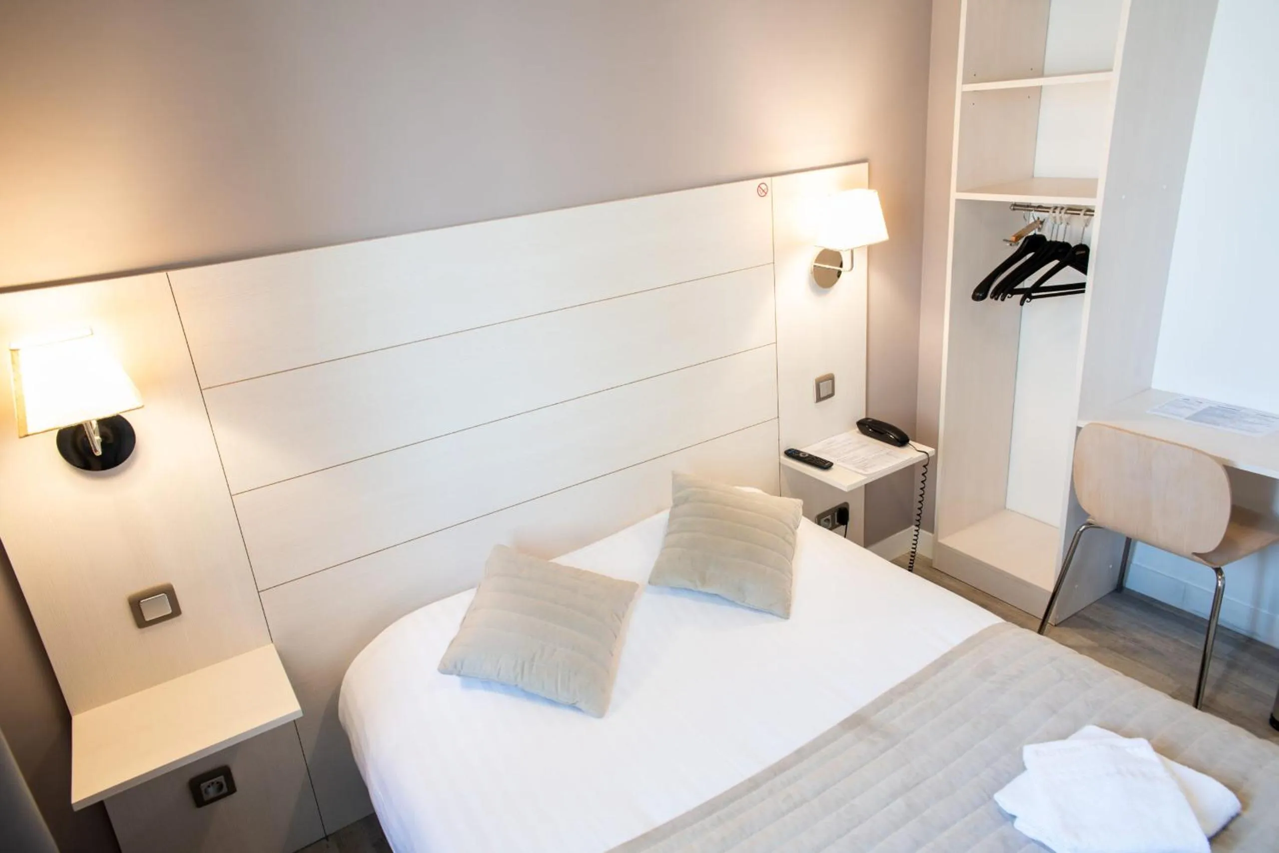 Bedroom, Bed in Hôtel Garabel