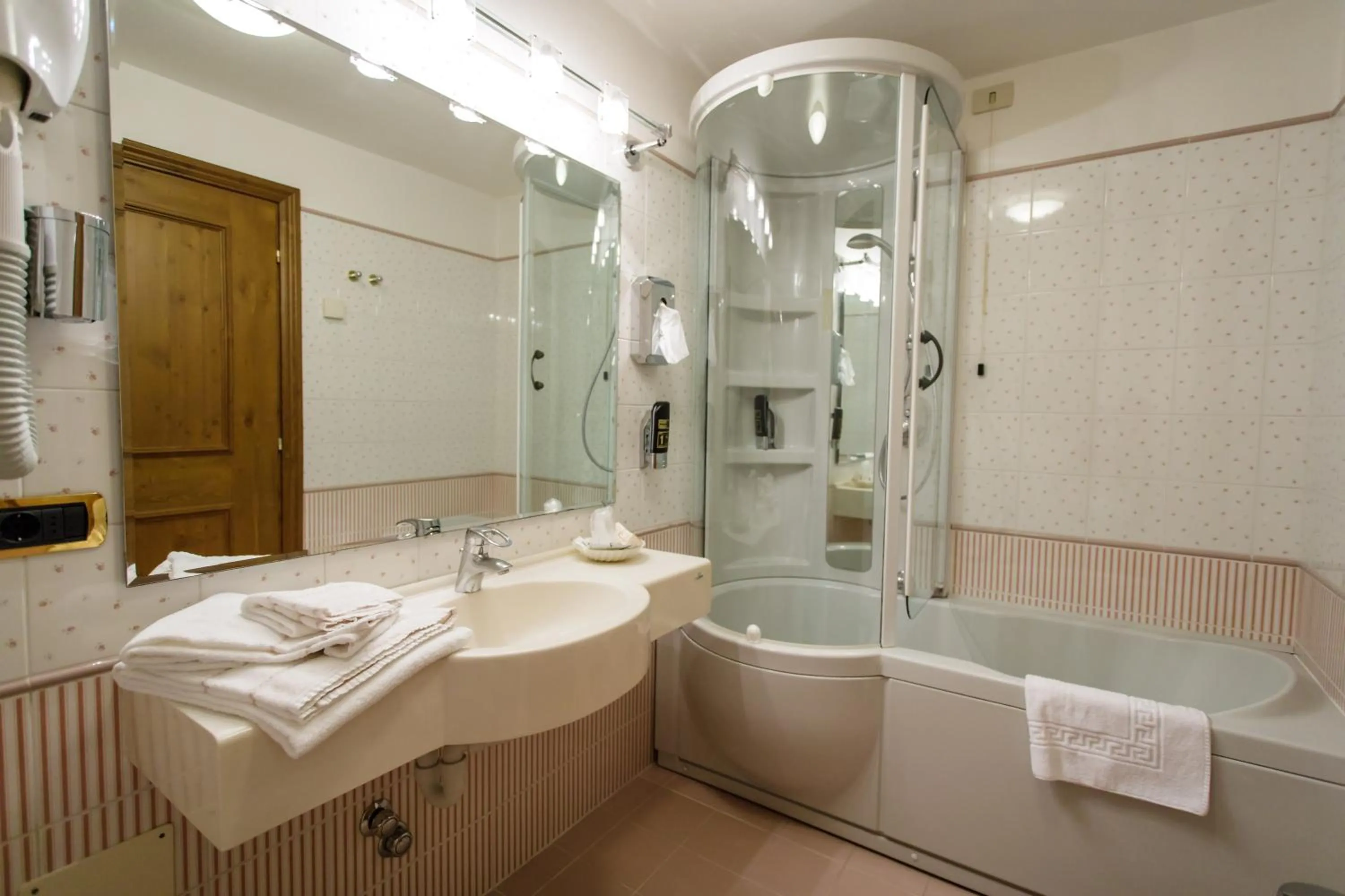 Shower in Hotel Compagnoni