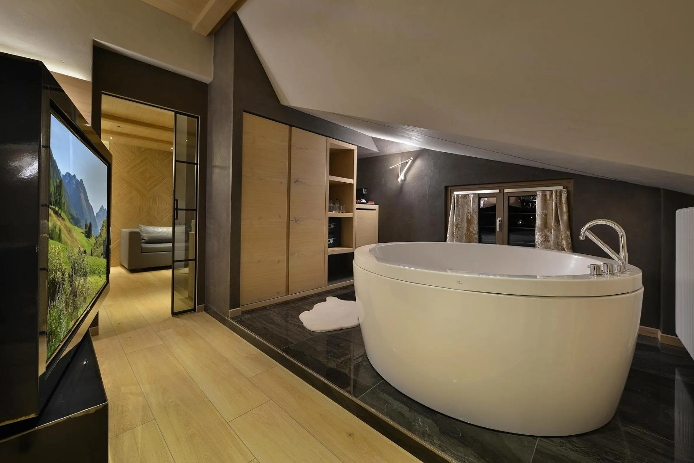 Hot Tub in Hotel Compagnoni