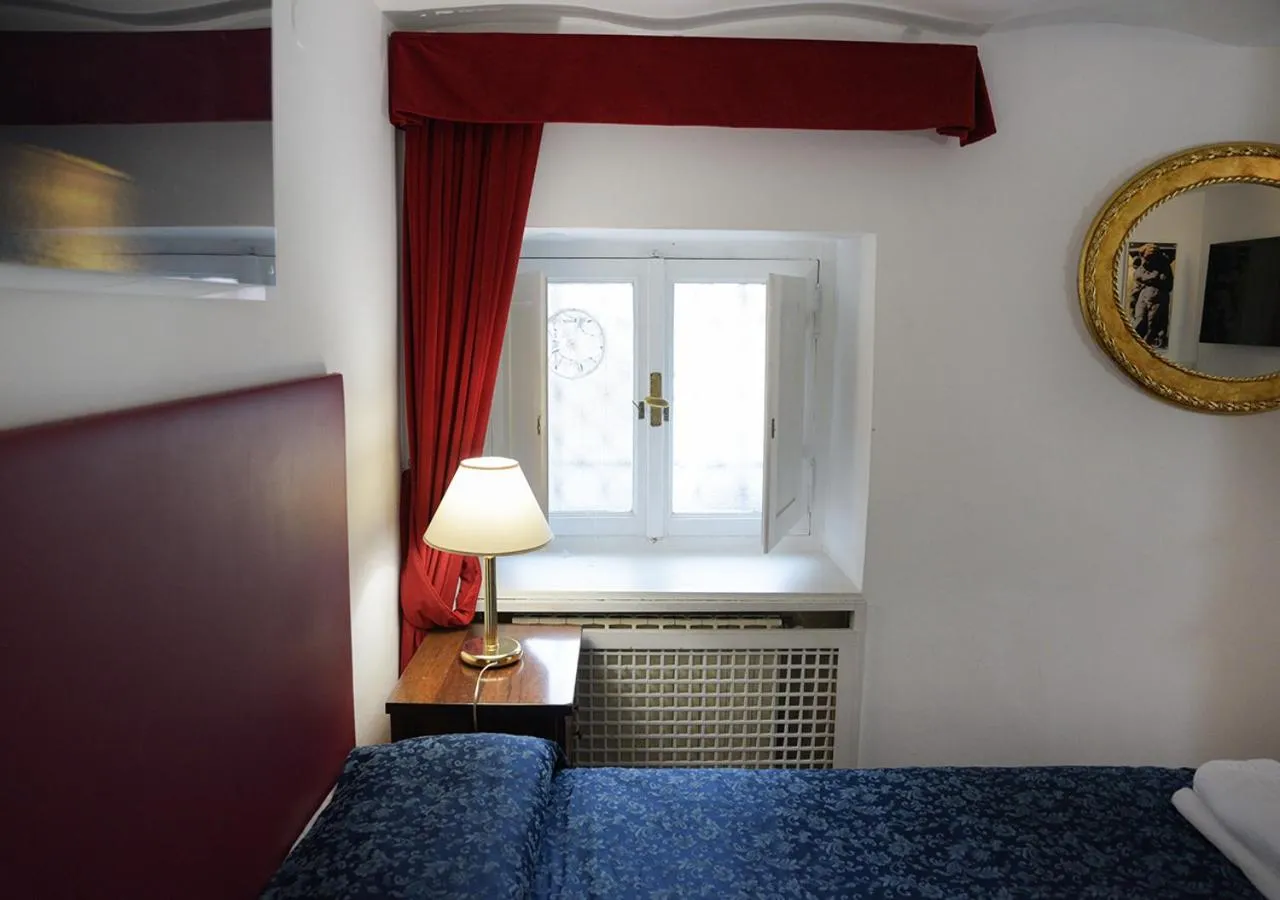 Bedroom, Bed in Farnese 48