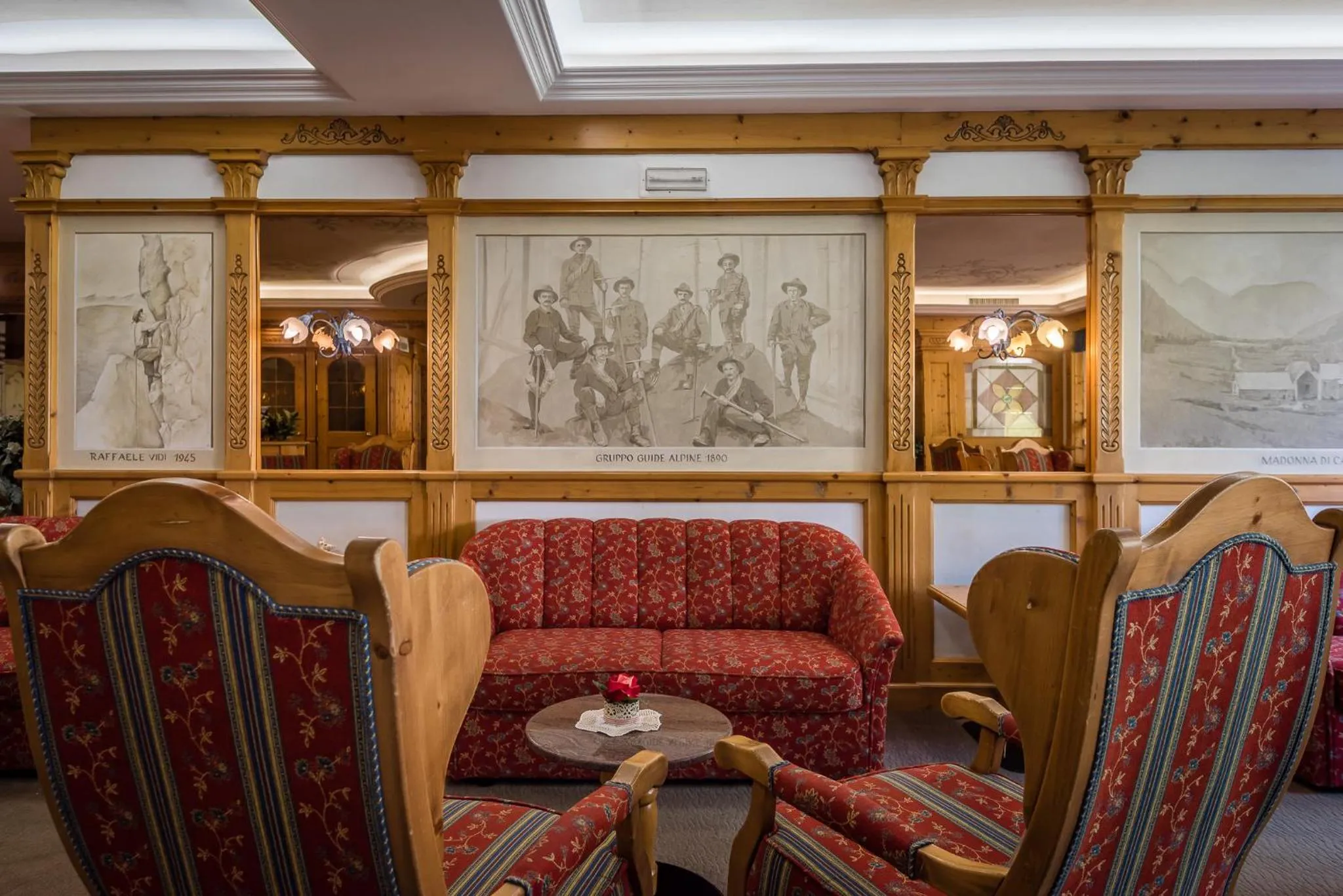 Communal lounge/ TV room in Hotel St. Raphael