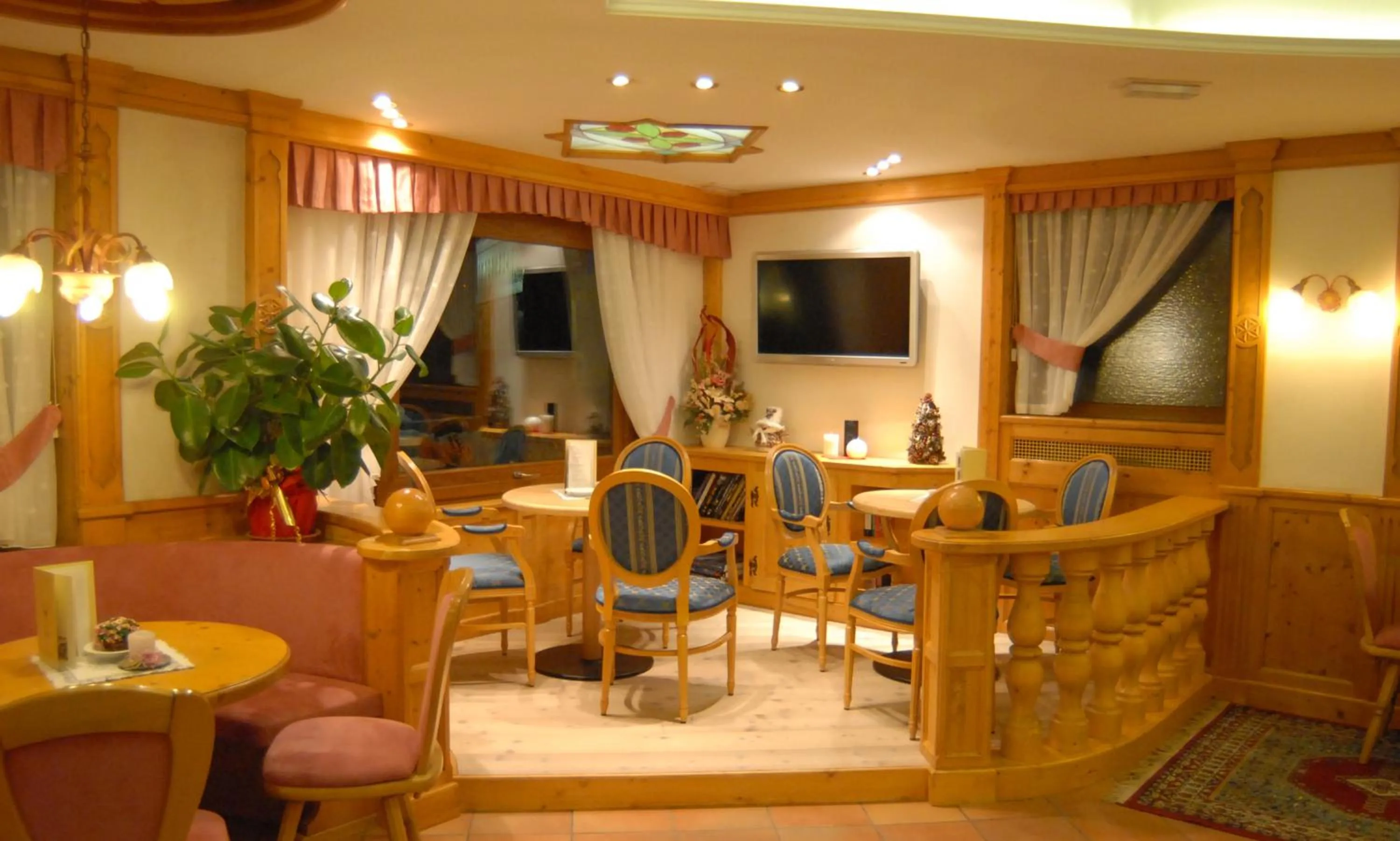 Communal lounge/ TV room in Hotel St. Raphael