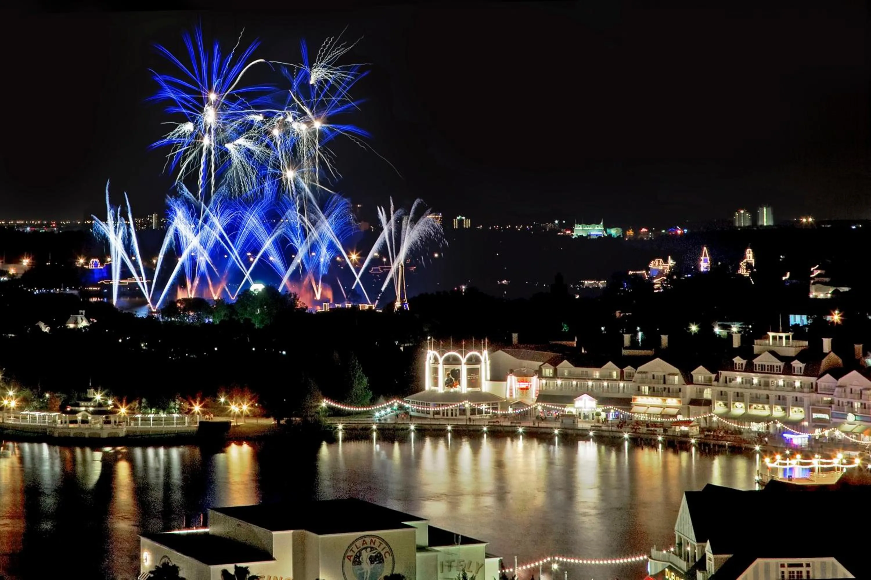 Evening entertainment in Walt Disney World Dolphin