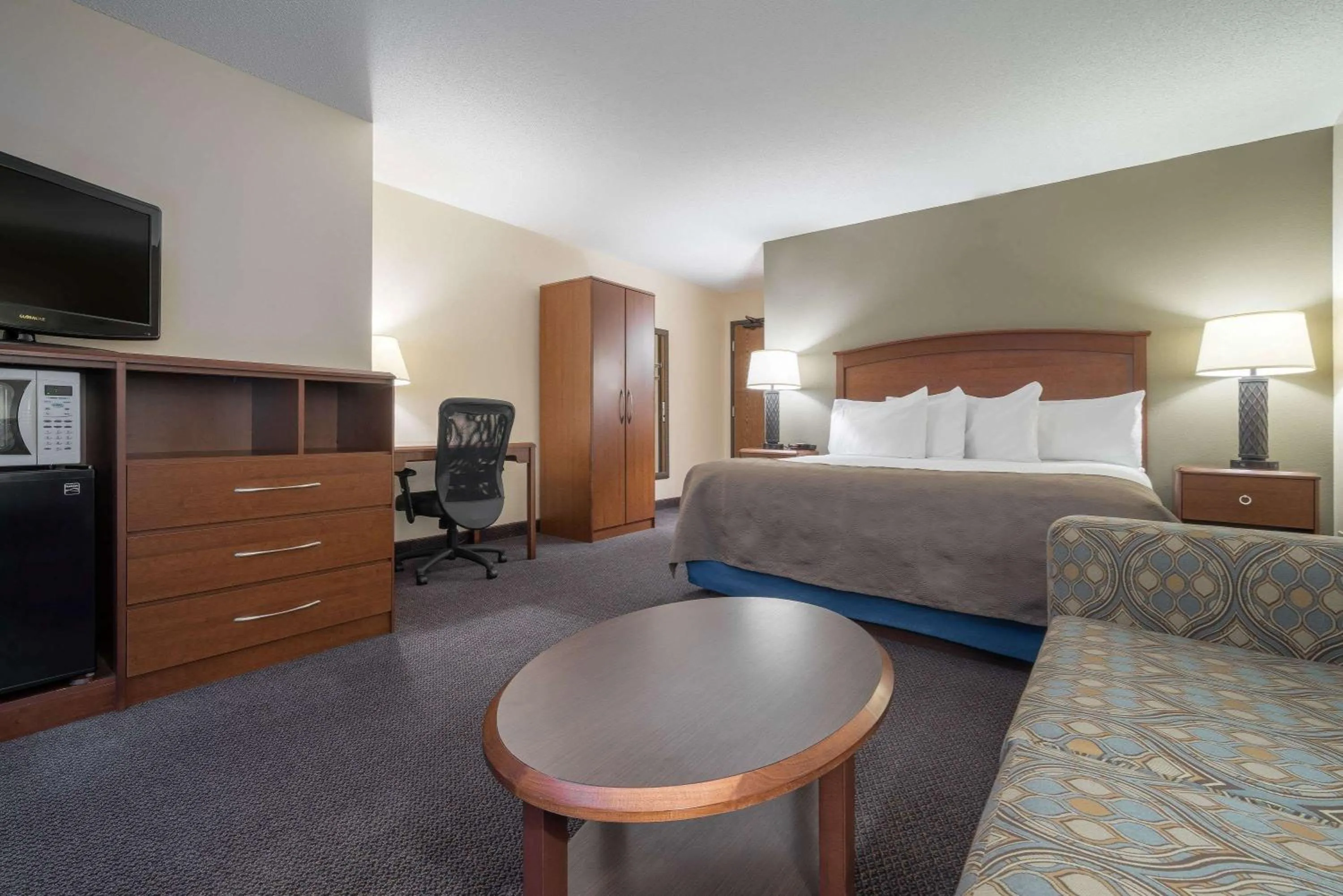 Photo of the whole room, Bed in AmericInn by Wyndham Hutchinson